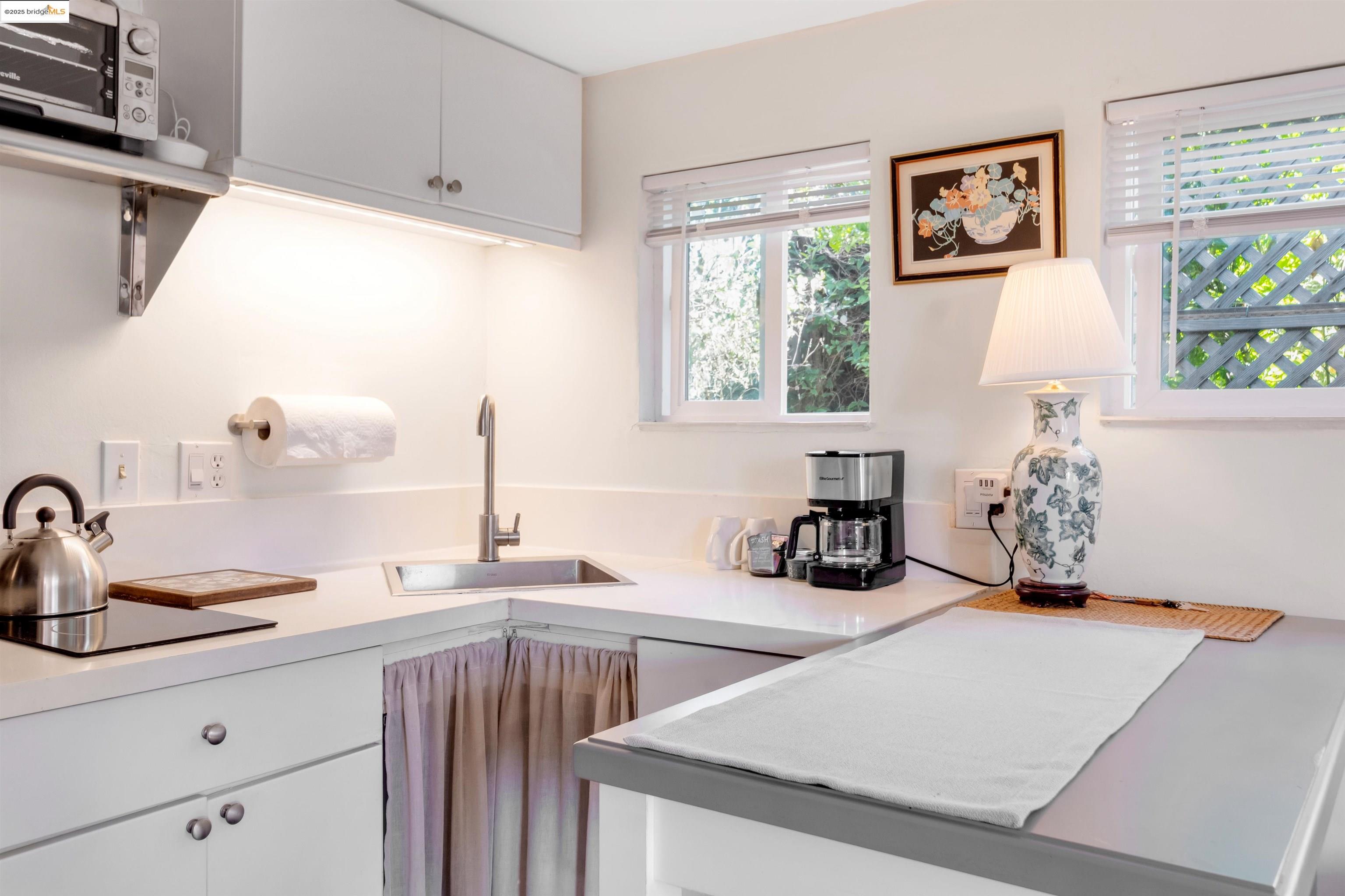 Detail Gallery Image 25 of 42 For 7415 Circle Hill Dr, Oakland,  CA 94605 - 2 Beds | 1 Baths
