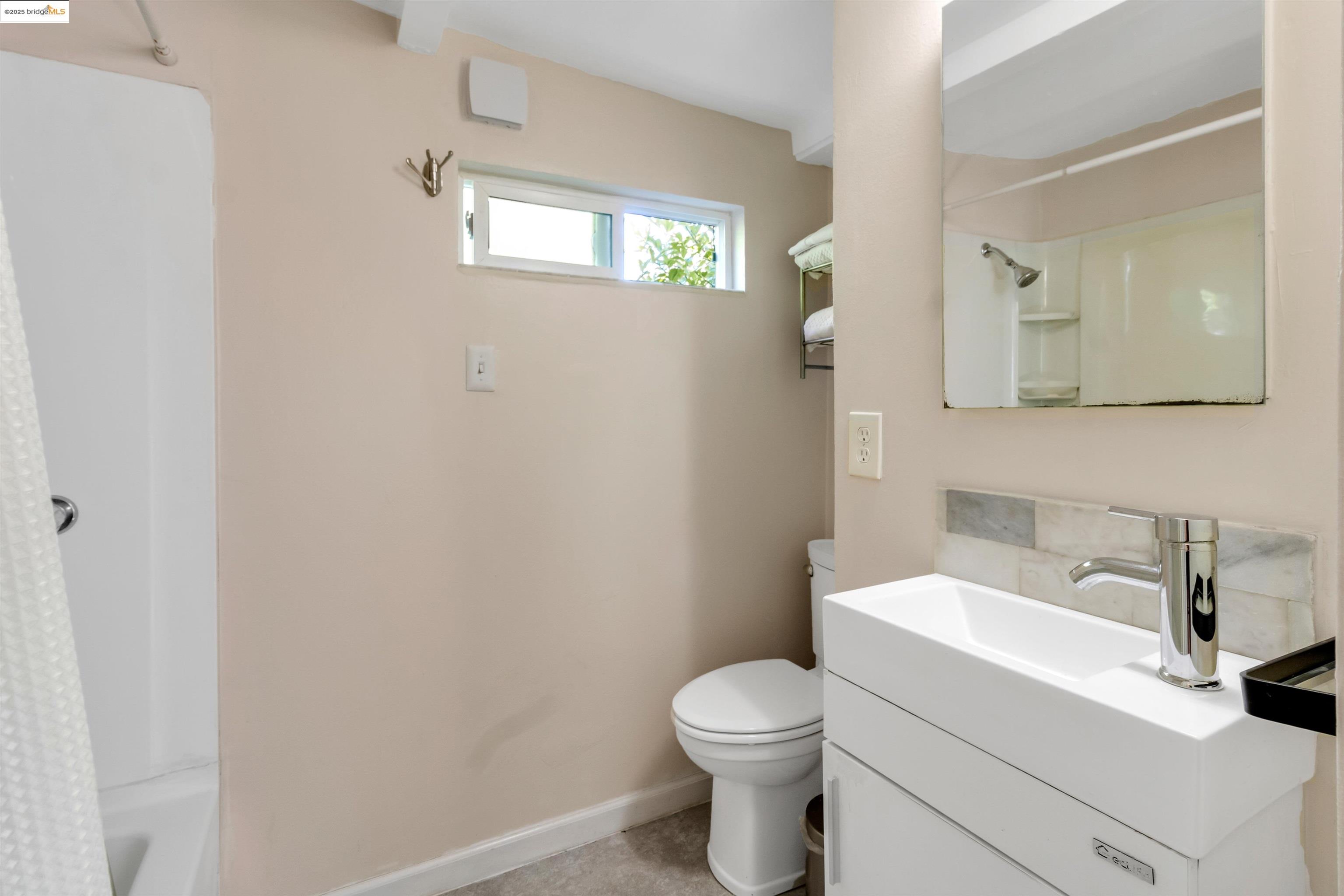 Detail Gallery Image 26 of 42 For 7415 Circle Hill Dr, Oakland,  CA 94605 - 2 Beds | 1 Baths