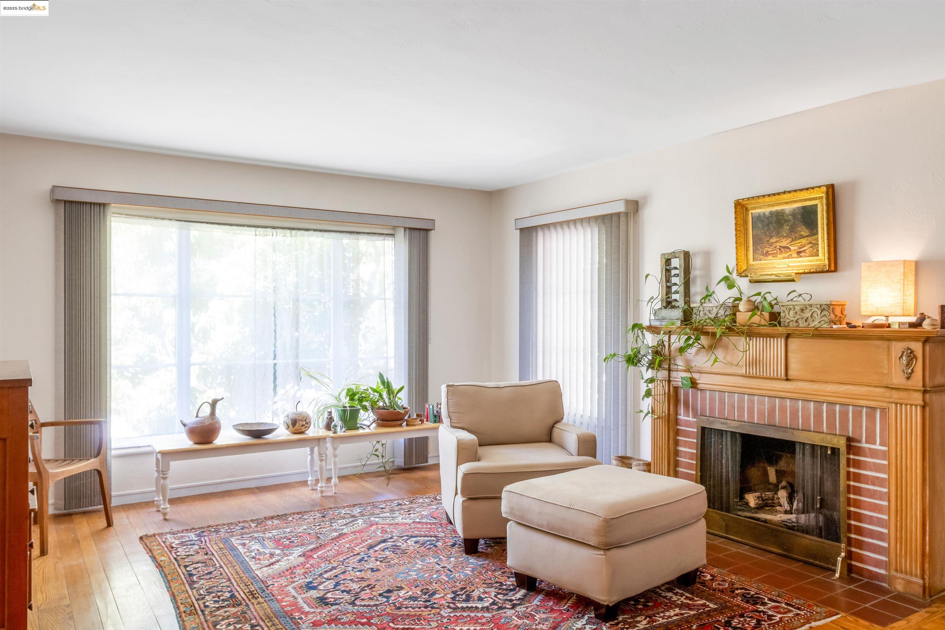 Detail Gallery Image 4 of 41 For 7415 Circle Hill Dr, Oakland,  CA 94605 - 2 Beds | 1/1 Baths