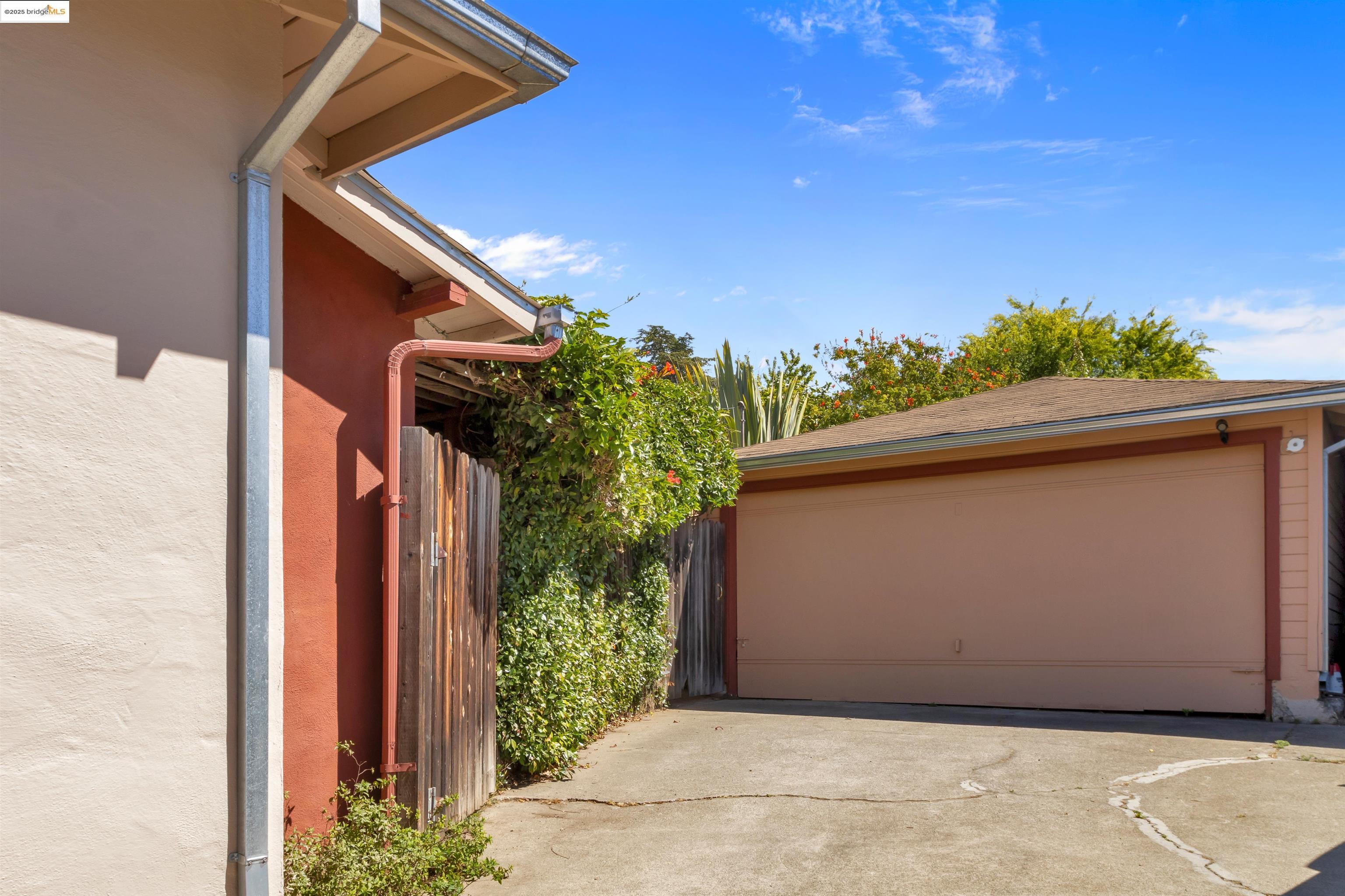 Detail Gallery Image 4 of 42 For 7415 Circle Hill Dr, Oakland,  CA 94605 - 2 Beds | 1 Baths