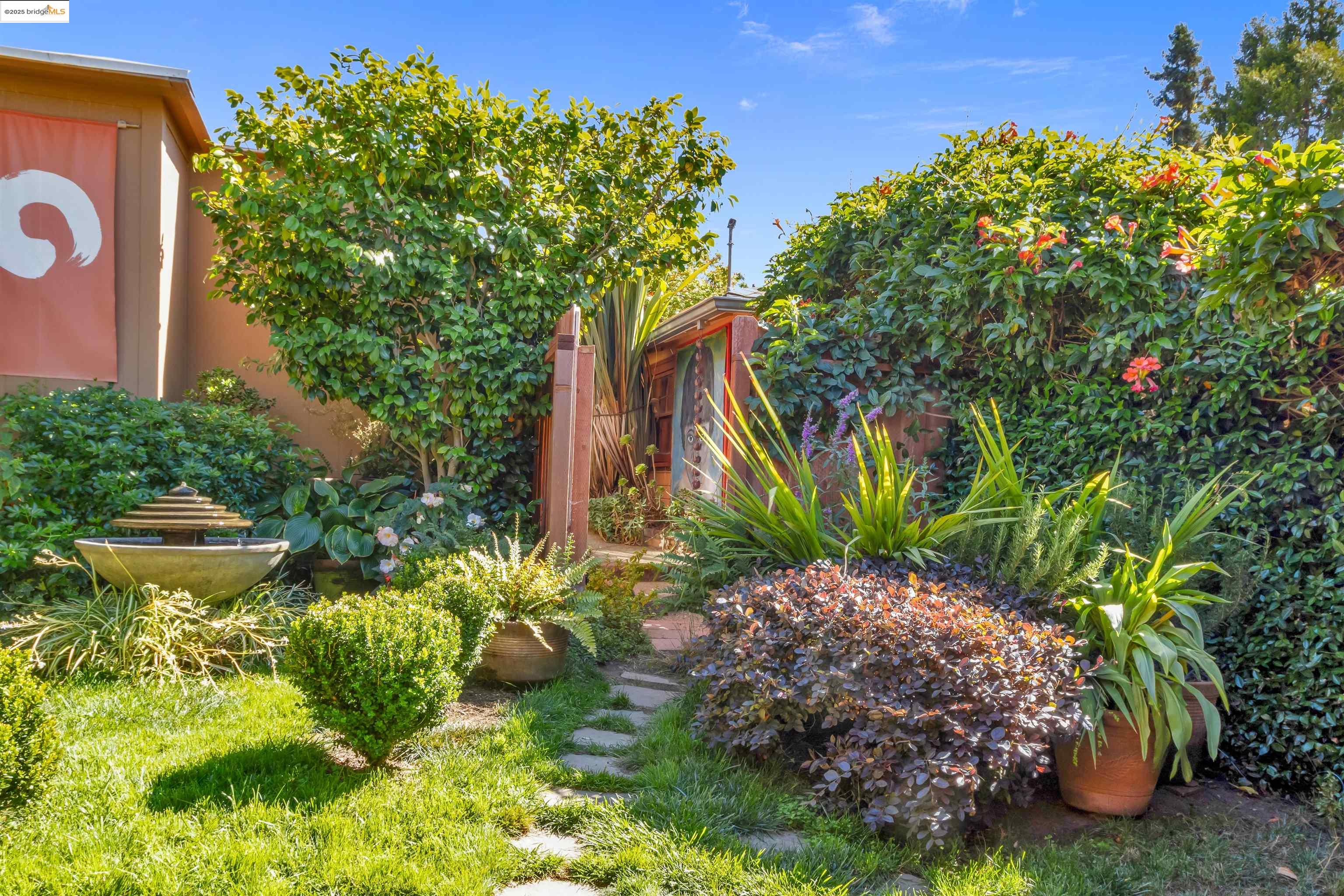 Detail Gallery Image 32 of 41 For 7415 Circle Hill Dr, Oakland,  CA 94605 - 2 Beds | 1/1 Baths