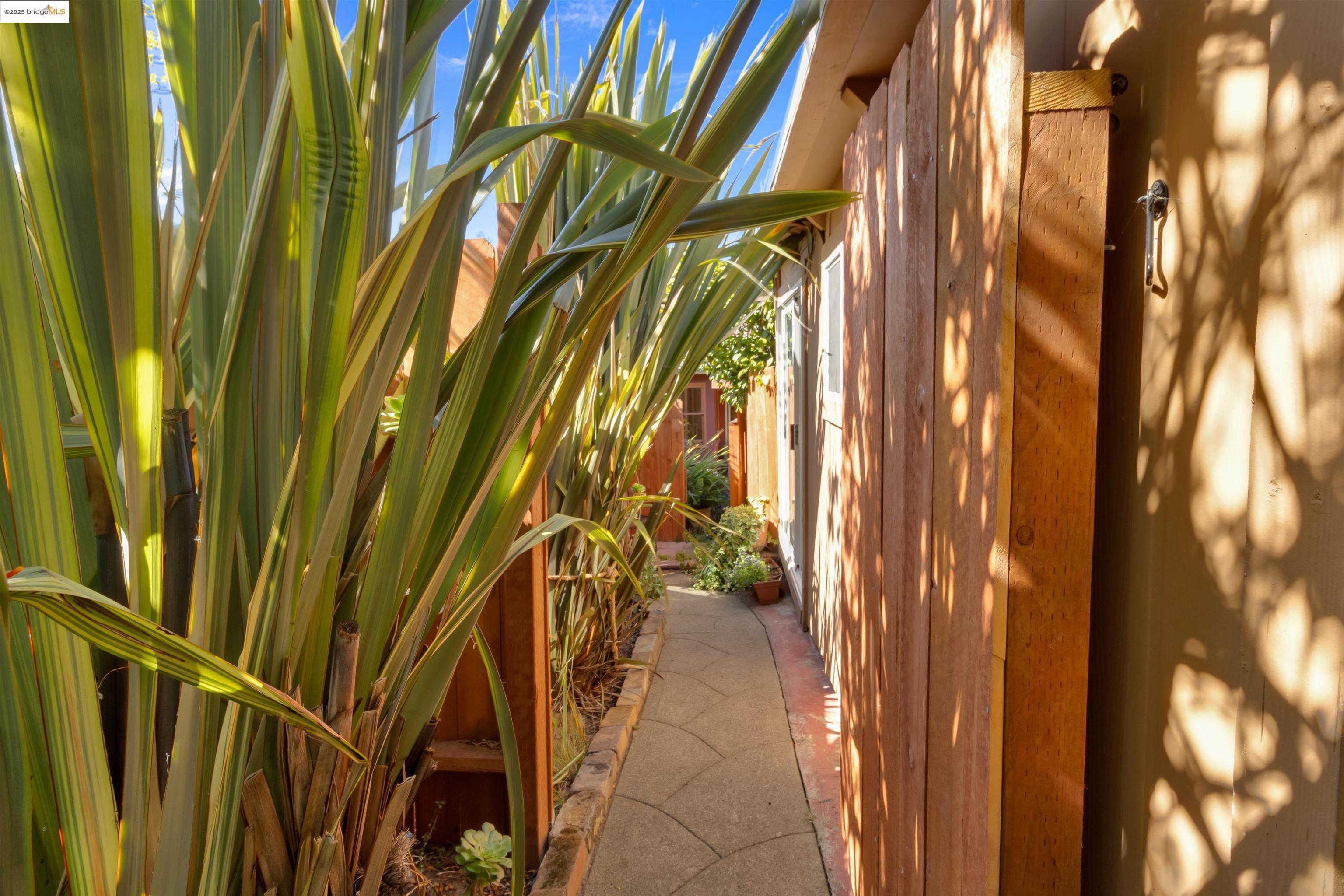 Detail Gallery Image 33 of 42 For 7415 Circle Hill Dr, Oakland,  CA 94605 - 2 Beds | 1 Baths