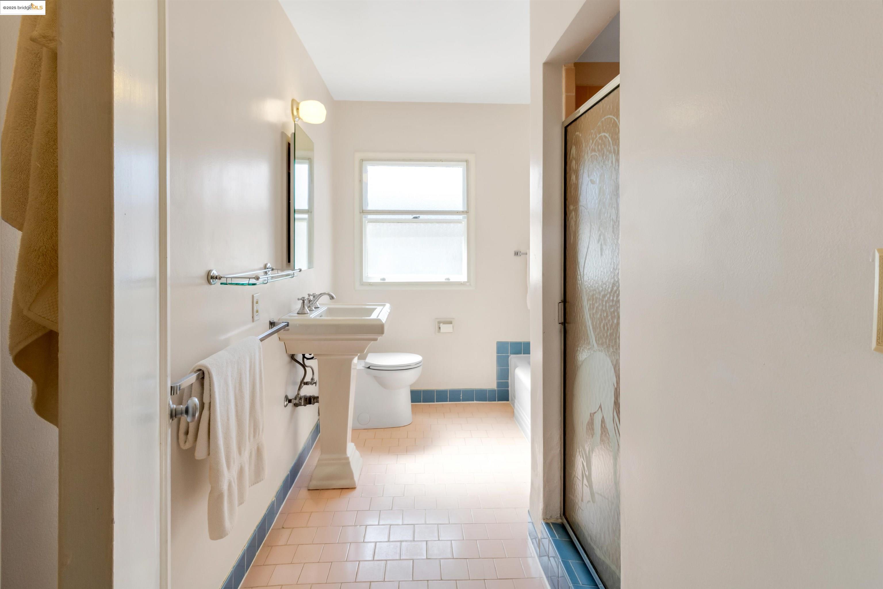Detail Gallery Image 10 of 41 For 7415 Circle Hill Dr, Oakland,  CA 94605 - 2 Beds | 1/1 Baths