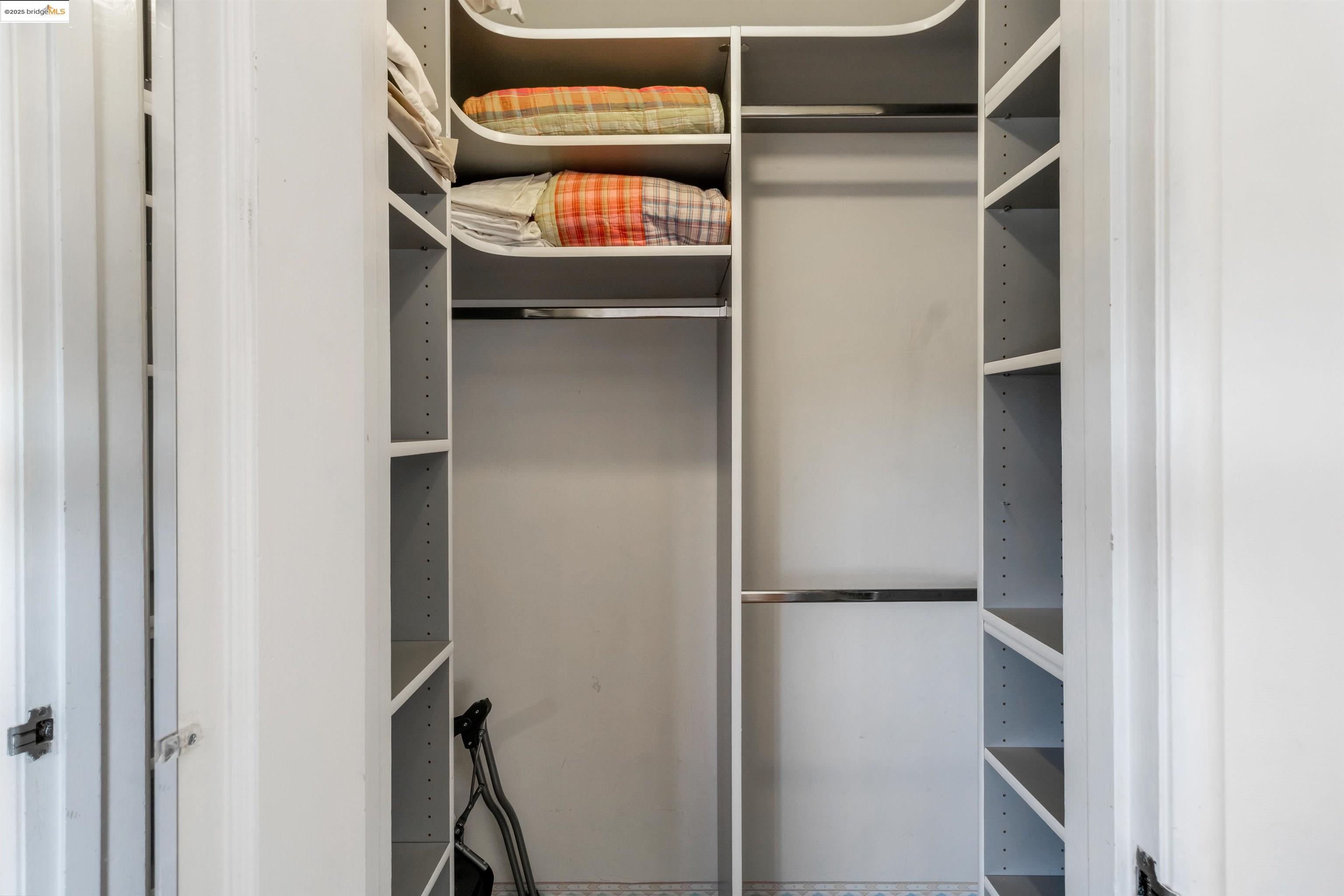Detail Gallery Image 10 of 42 For 7415 Circle Hill Dr, Oakland,  CA 94605 - 2 Beds | 1 Baths