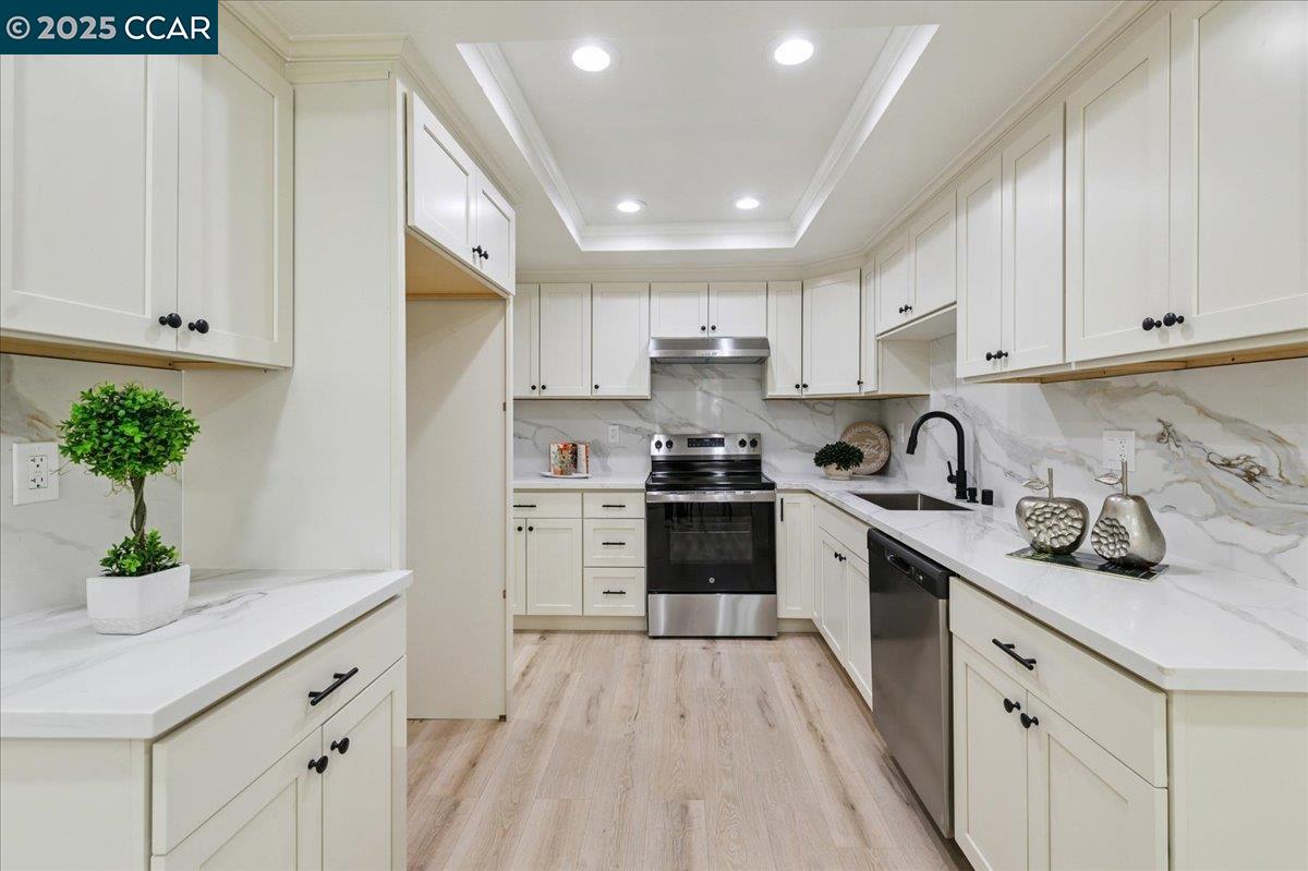 Detail Gallery Image 3 of 27 For 144 Tweed Dr, Danville,  CA 94526 - 3 Beds | 3 Baths
