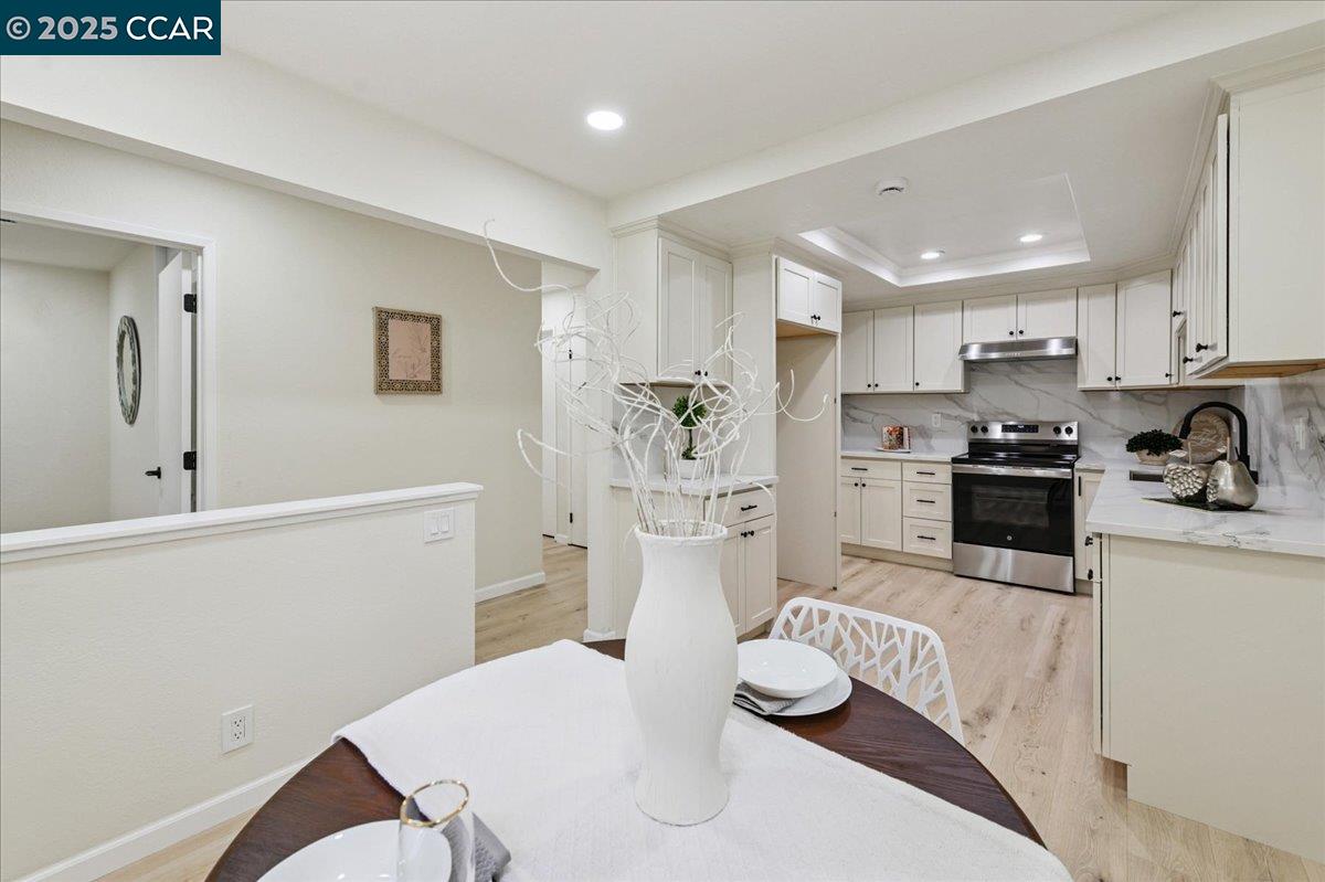 Detail Gallery Image 4 of 27 For 144 Tweed Dr, Danville,  CA 94526 - 3 Beds | 3 Baths