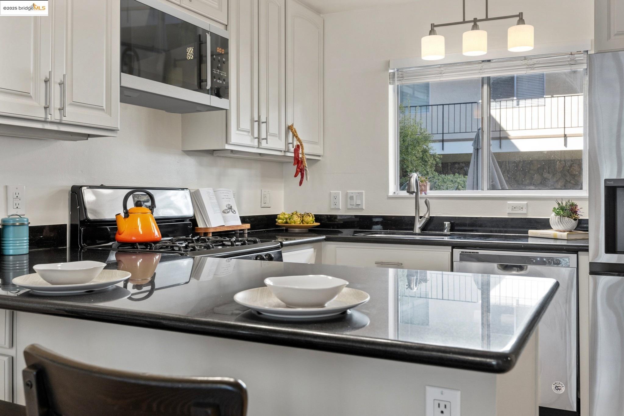 Detail Gallery Image 11 of 48 For 1701 Central Ave #E,  Alameda,  CA 94501 - 2 Beds | 1 Baths