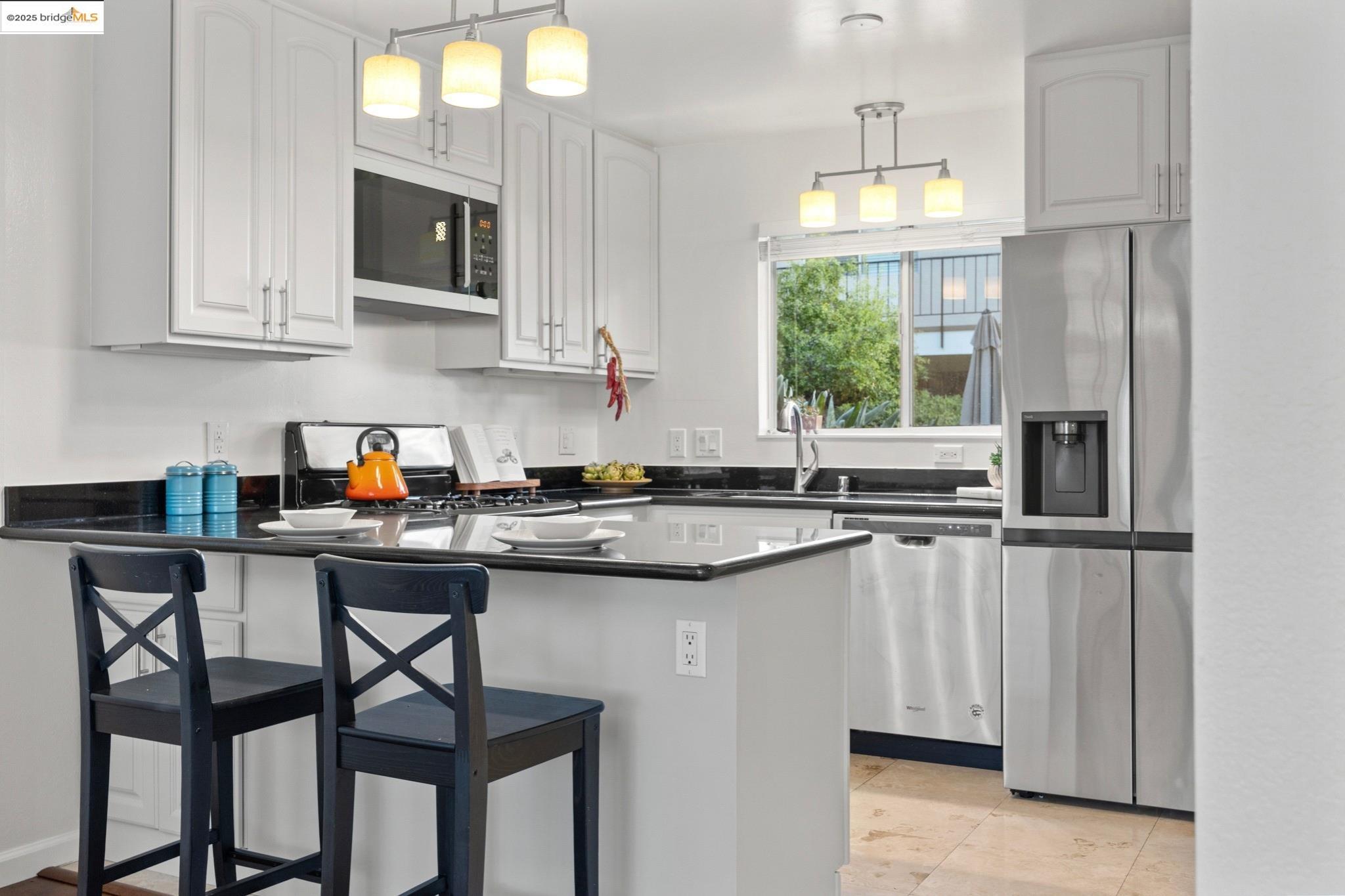 Detail Gallery Image 14 of 48 For 1701 Central Ave #E,  Alameda,  CA 94501 - 2 Beds | 1 Baths