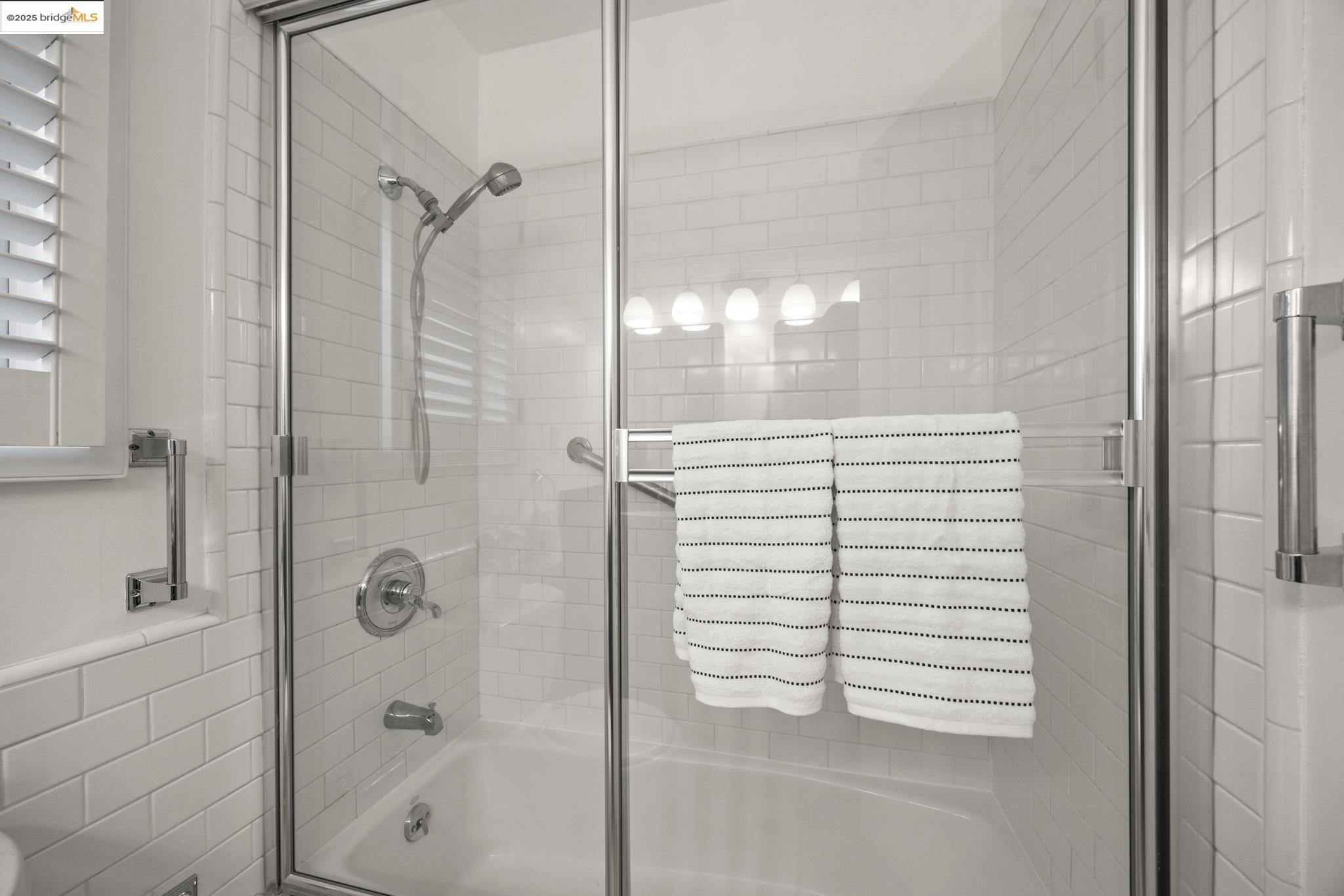 Detail Gallery Image 21 of 48 For 1701 Central Ave #E,  Alameda,  CA 94501 - 2 Beds | 1 Baths