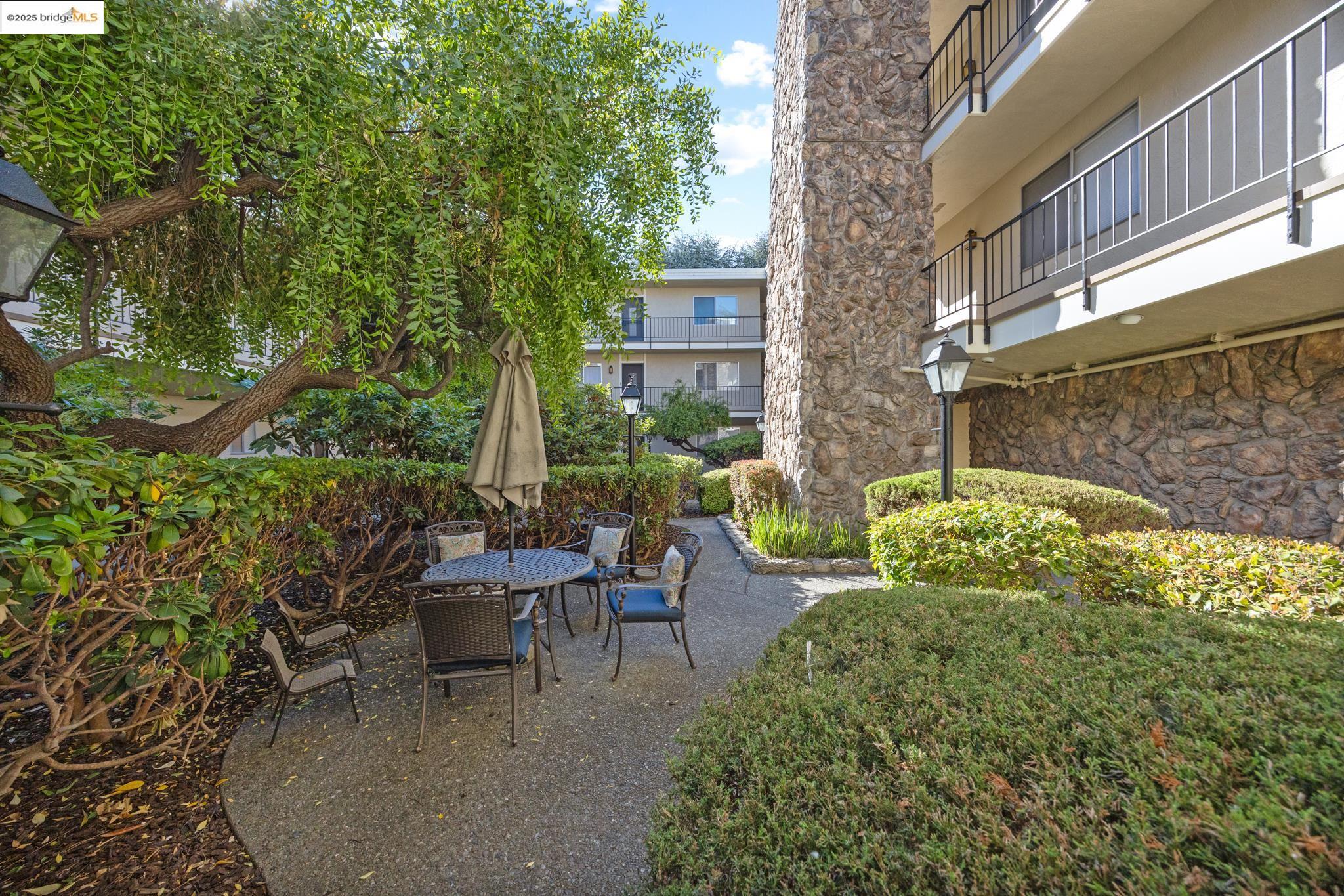 Detail Gallery Image 27 of 48 For 1701 Central Ave #E,  Alameda,  CA 94501 - 2 Beds | 1 Baths