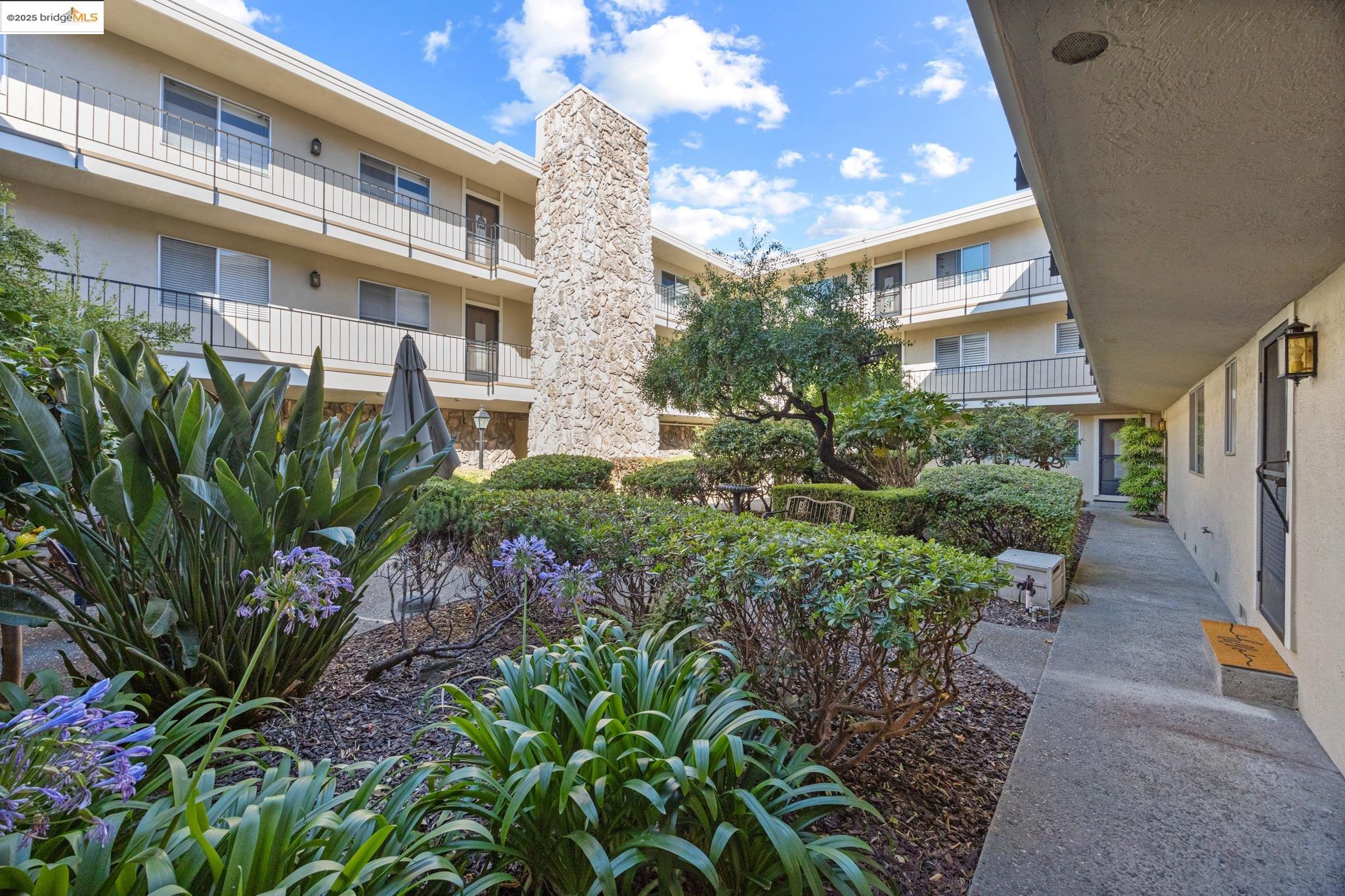 Detail Gallery Image 28 of 48 For 1701 Central Ave #E,  Alameda,  CA 94501 - 2 Beds | 1 Baths