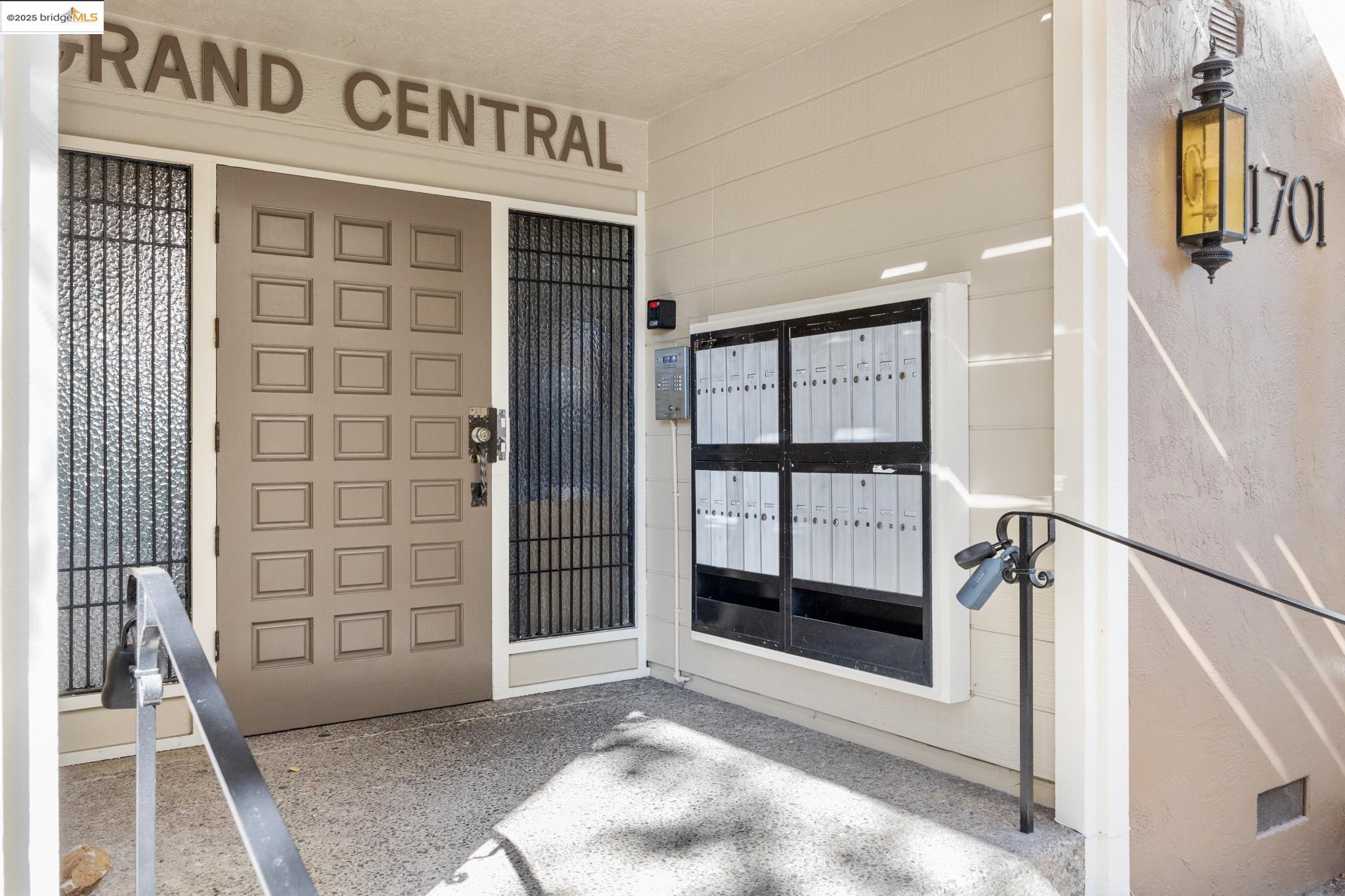Detail Gallery Image 30 of 48 For 1701 Central Ave #E,  Alameda,  CA 94501 - 2 Beds | 1 Baths