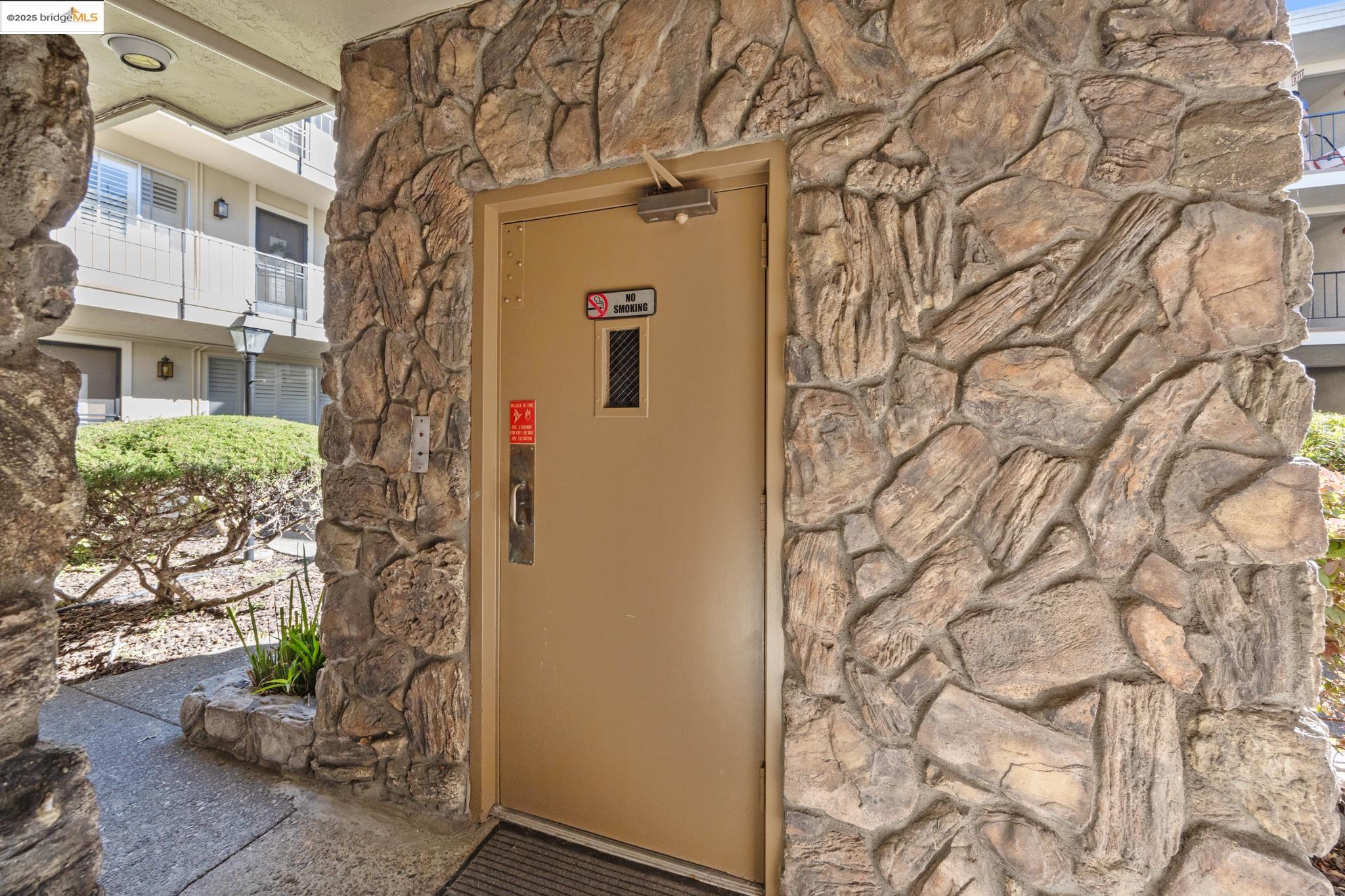 Detail Gallery Image 35 of 48 For 1701 Central Ave #E,  Alameda,  CA 94501 - 2 Beds | 1 Baths