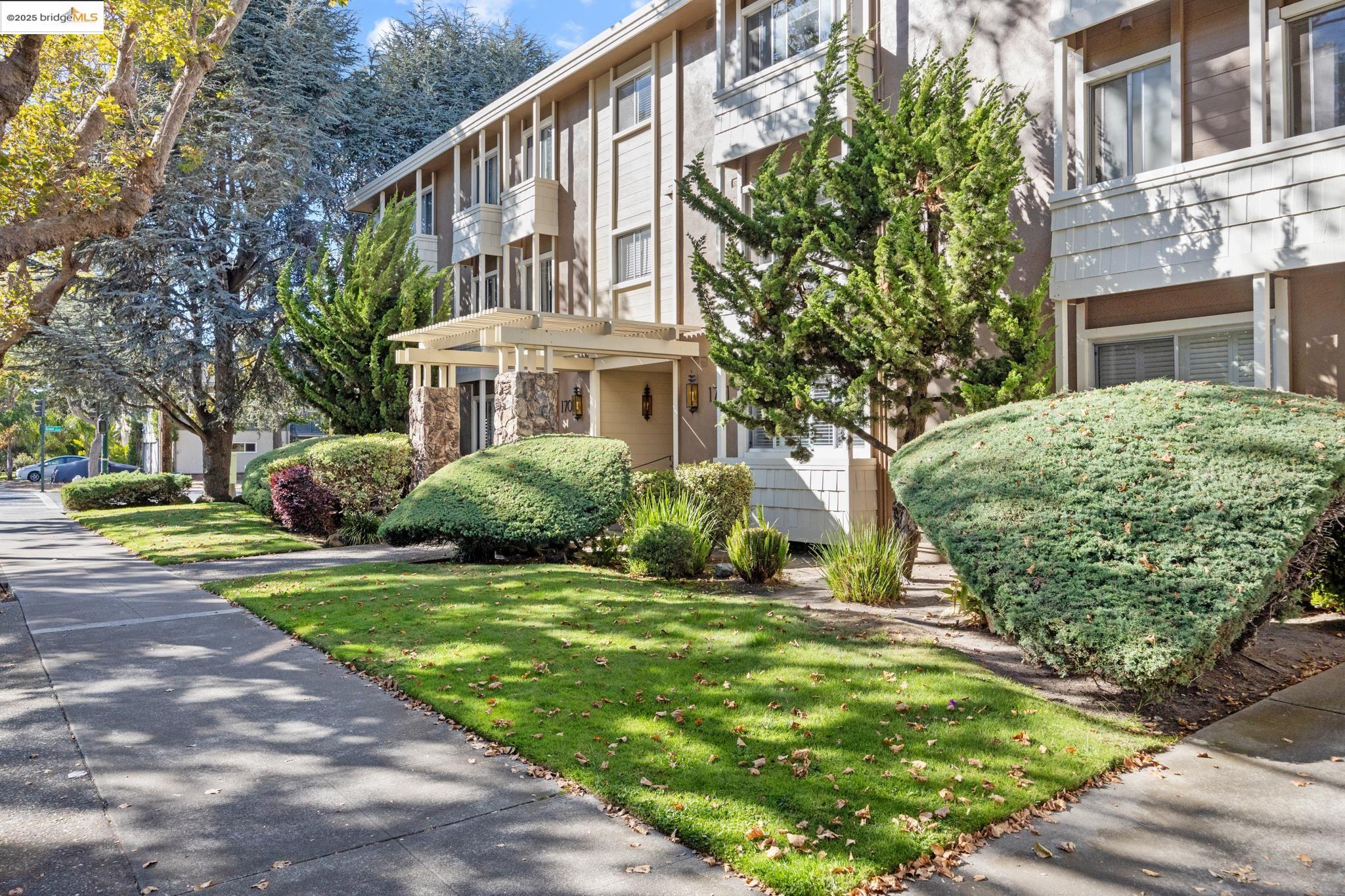 Detail Gallery Image 36 of 48 For 1701 Central Ave #E,  Alameda,  CA 94501 - 2 Beds | 1 Baths