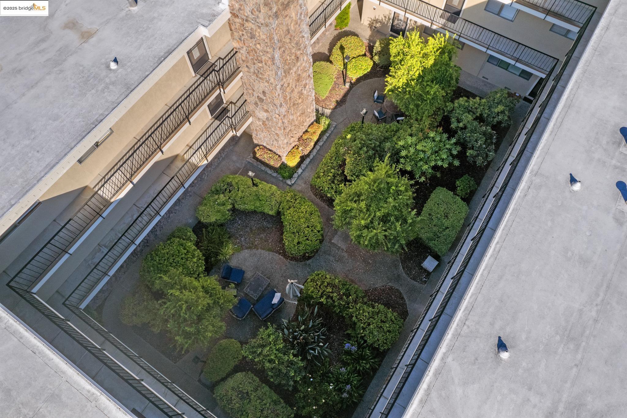 Detail Gallery Image 38 of 48 For 1701 Central Ave #E,  Alameda,  CA 94501 - 2 Beds | 1 Baths
