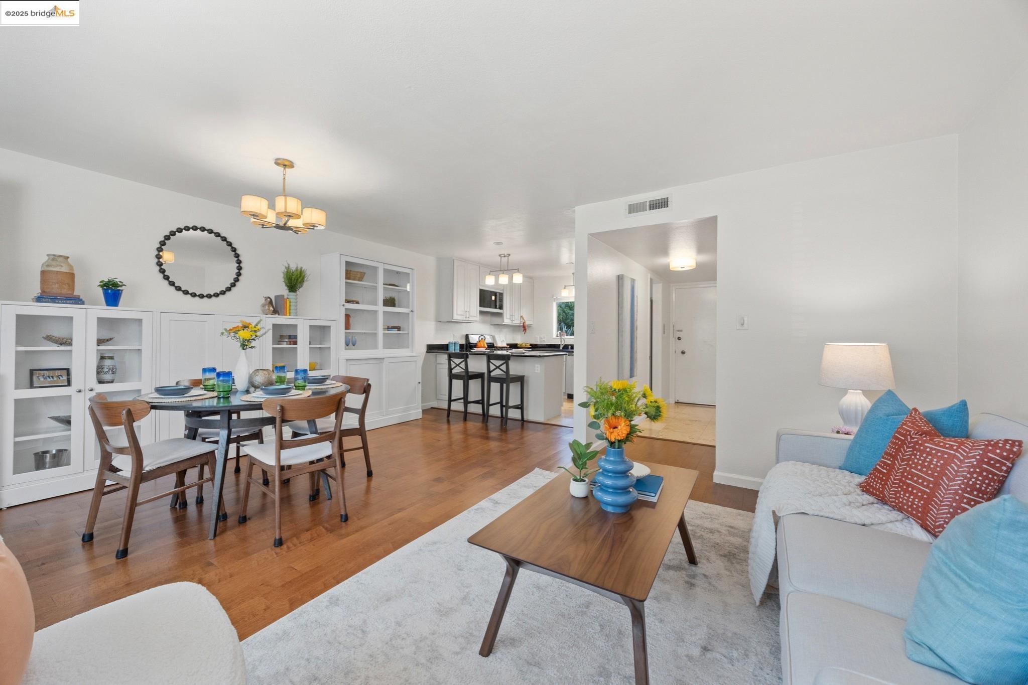 Detail Gallery Image 7 of 48 For 1701 Central Ave #E,  Alameda,  CA 94501 - 2 Beds | 1 Baths