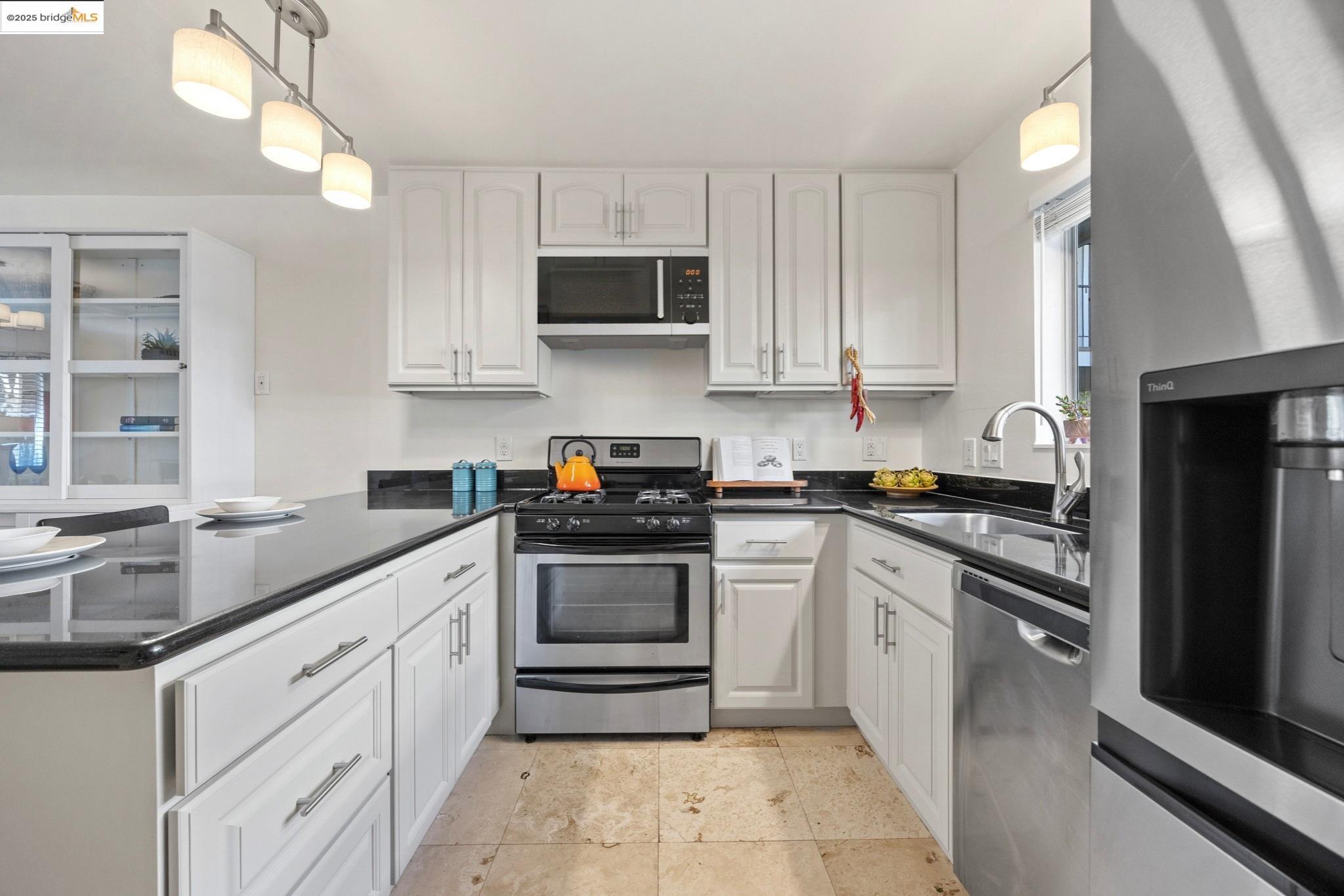 Detail Gallery Image 9 of 48 For 1701 Central Ave #E,  Alameda,  CA 94501 - 2 Beds | 1 Baths