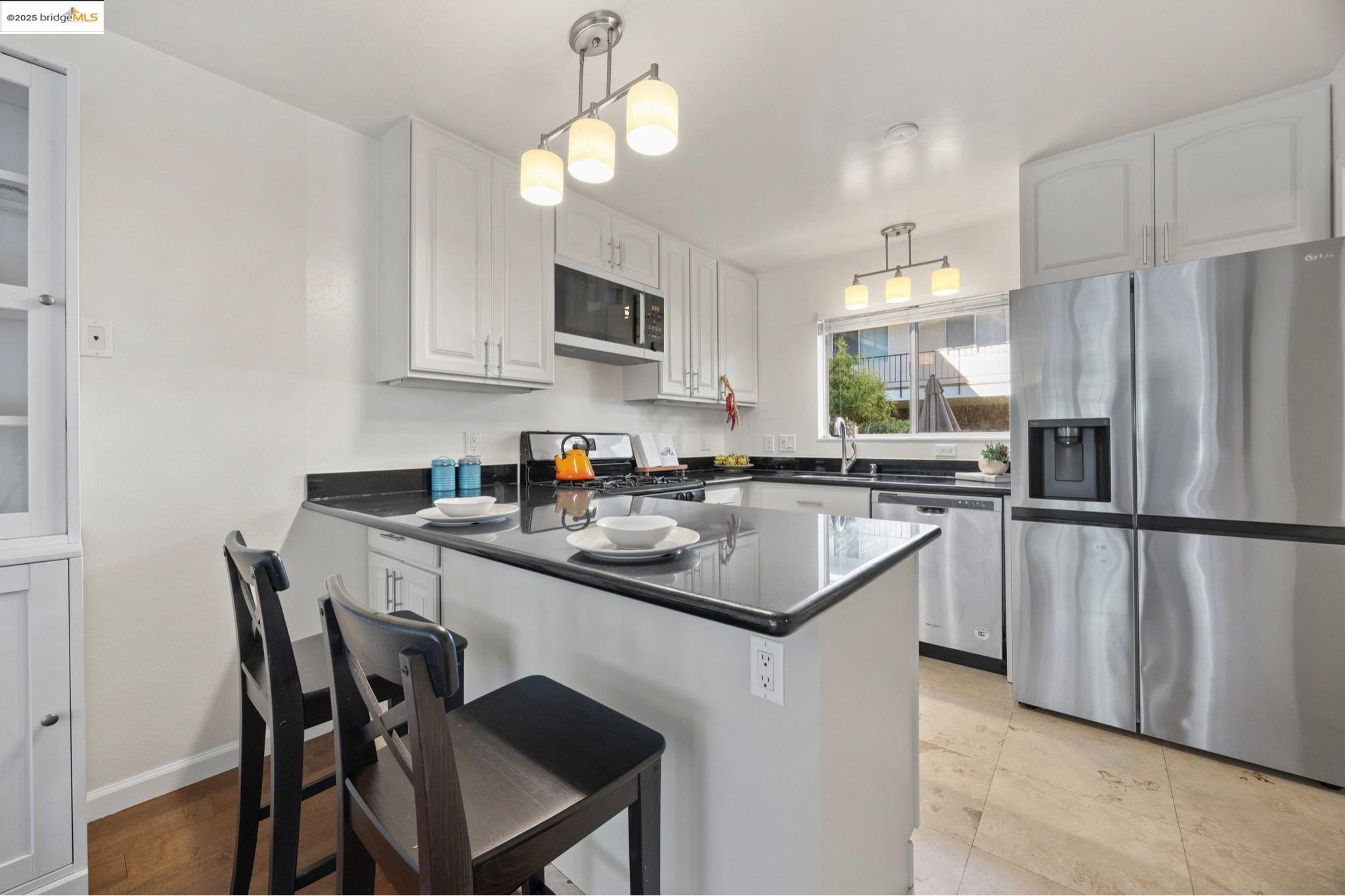 Detail Gallery Image 10 of 48 For 1701 Central Ave #E,  Alameda,  CA 94501 - 2 Beds | 1 Baths