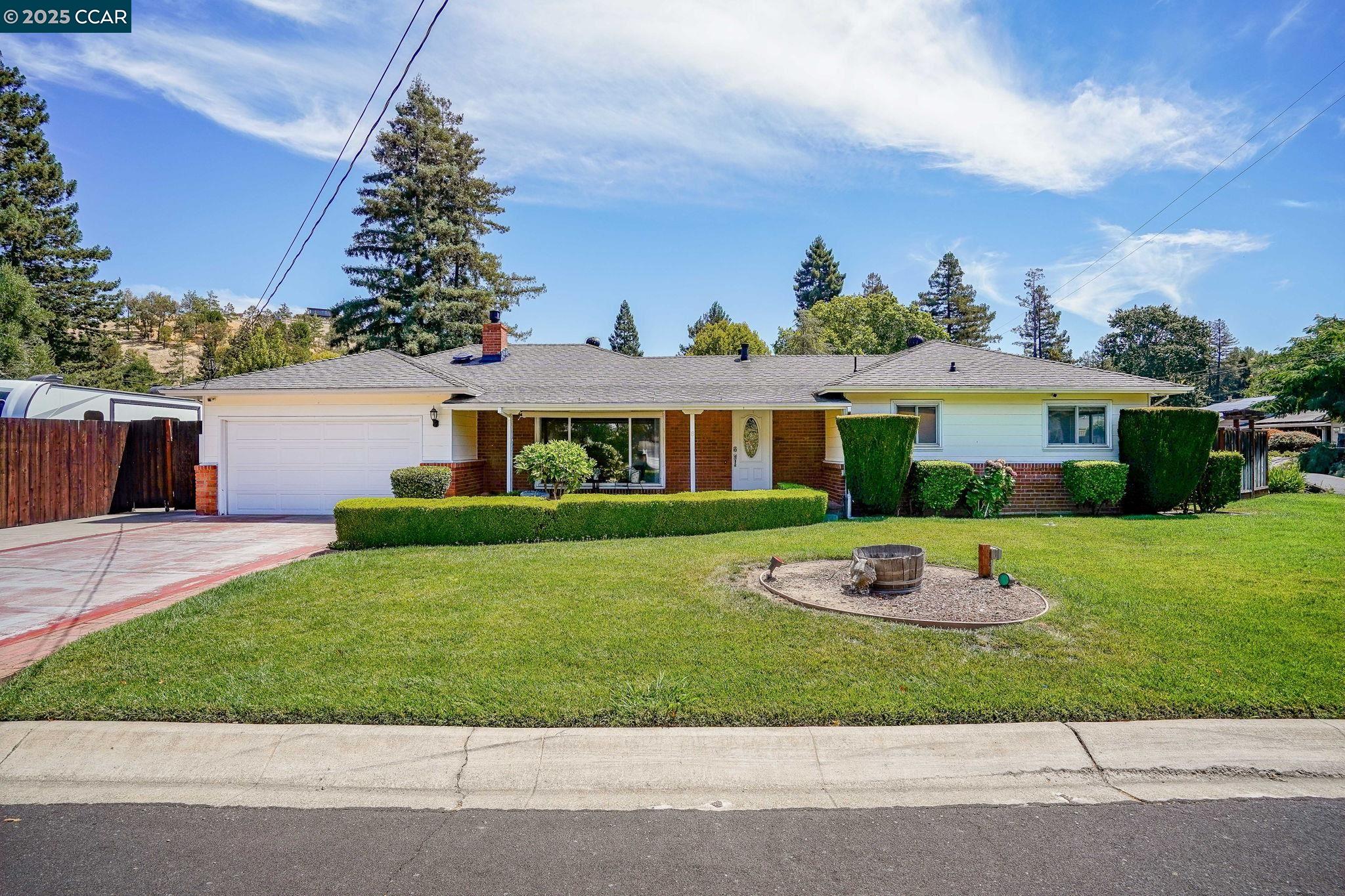Detail Gallery Image 1 of 41 For 8 Laurel Court, Martinez,  CA 94553 - 3 Beds | 1/1 Baths