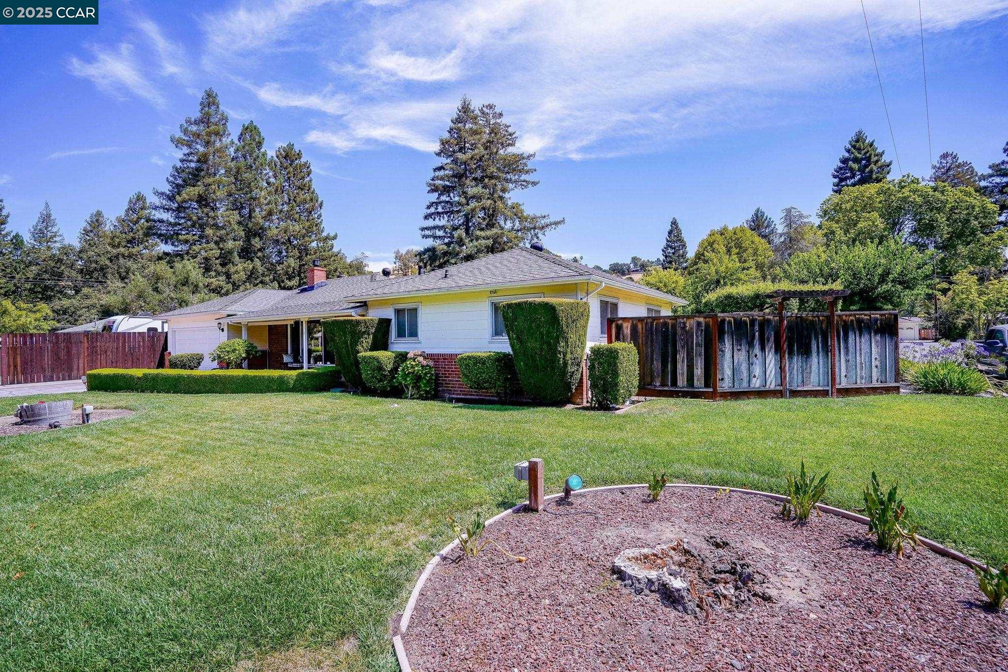 Detail Gallery Image 2 of 41 For 8 Laurel Court, Martinez,  CA 94553 - 3 Beds | 1/1 Baths