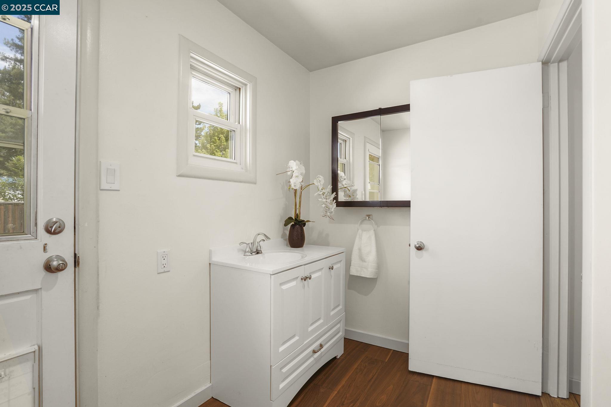 Detail Gallery Image 18 of 41 For 8 Laurel Court, Martinez,  CA 94553 - 3 Beds | 1/1 Baths