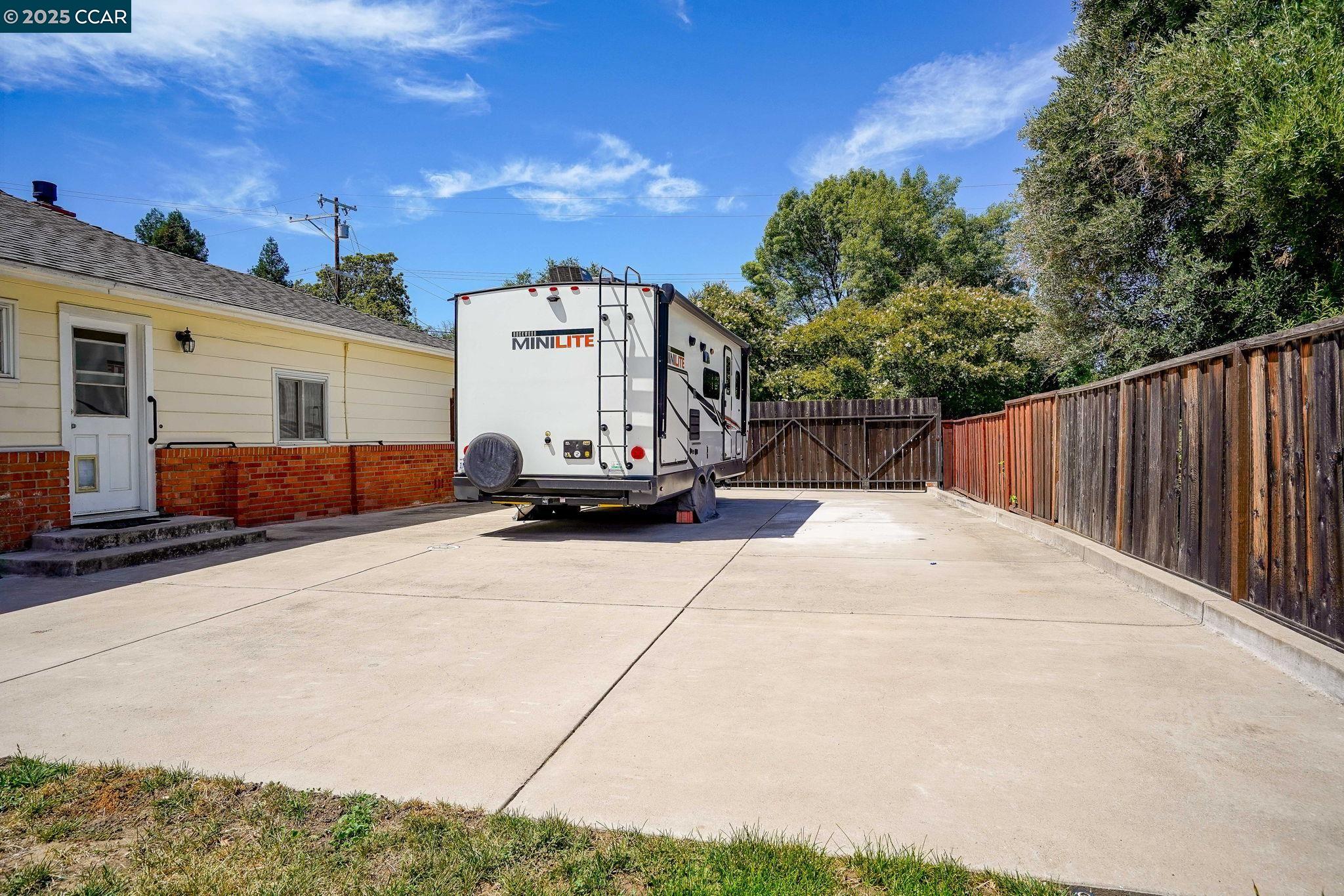 Detail Gallery Image 28 of 41 For 8 Laurel Court, Martinez,  CA 94553 - 3 Beds | 1/1 Baths