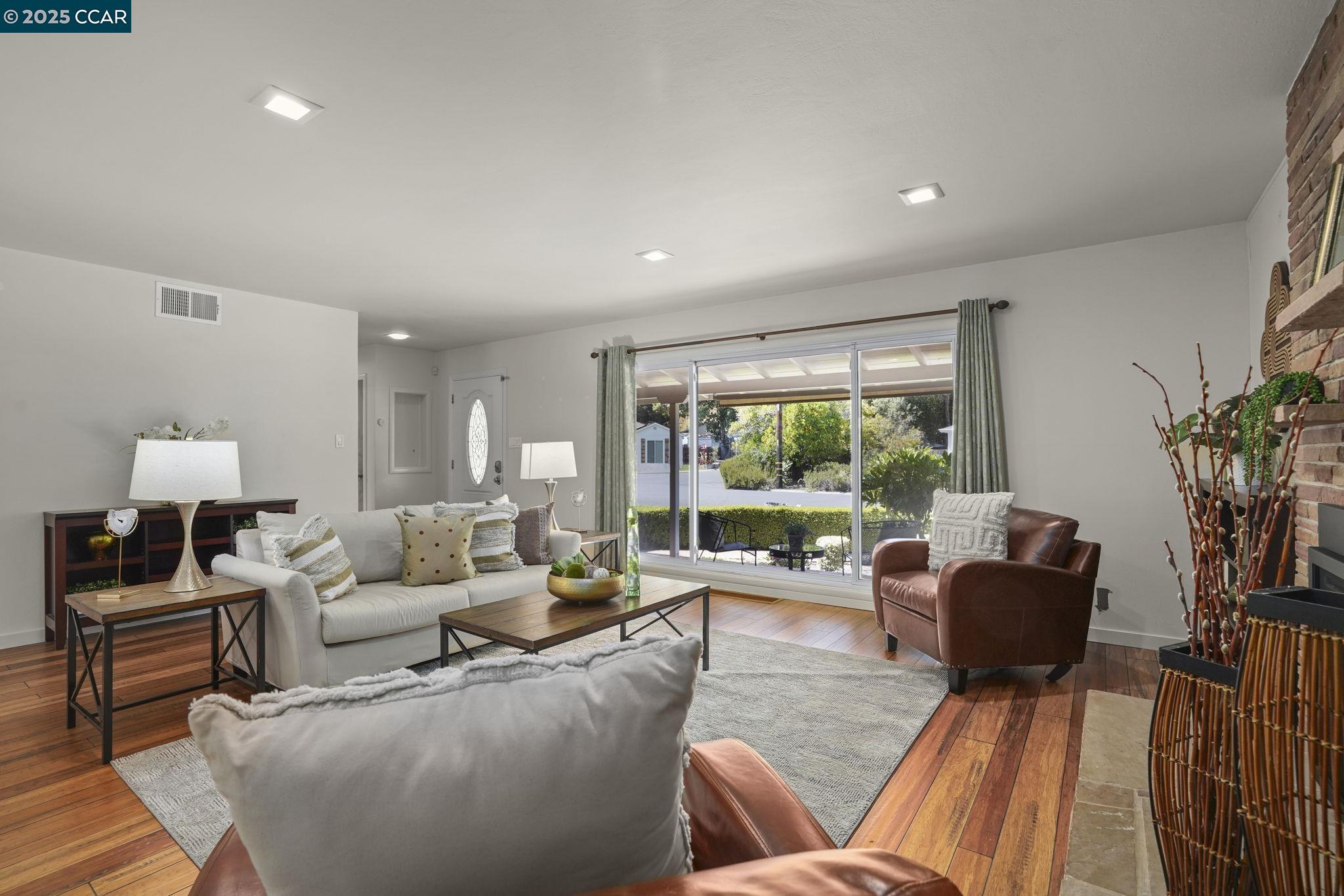 Detail Gallery Image 4 of 41 For 8 Laurel Court, Martinez,  CA 94553 - 3 Beds | 1/1 Baths