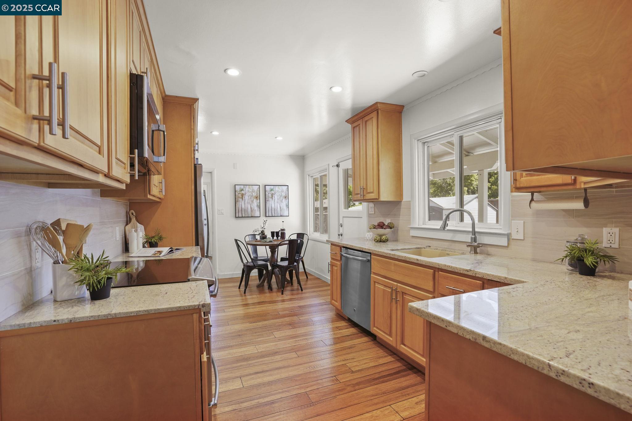 Detail Gallery Image 8 of 41 For 8 Laurel Court, Martinez,  CA 94553 - 3 Beds | 1/1 Baths