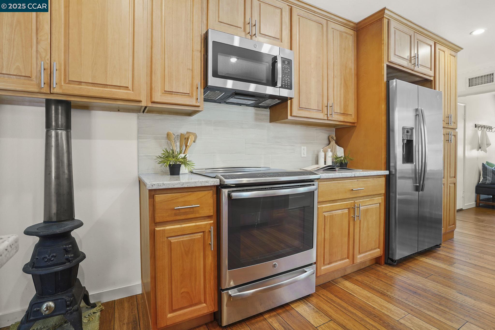 Detail Gallery Image 10 of 41 For 8 Laurel Court, Martinez,  CA 94553 - 3 Beds | 1/1 Baths