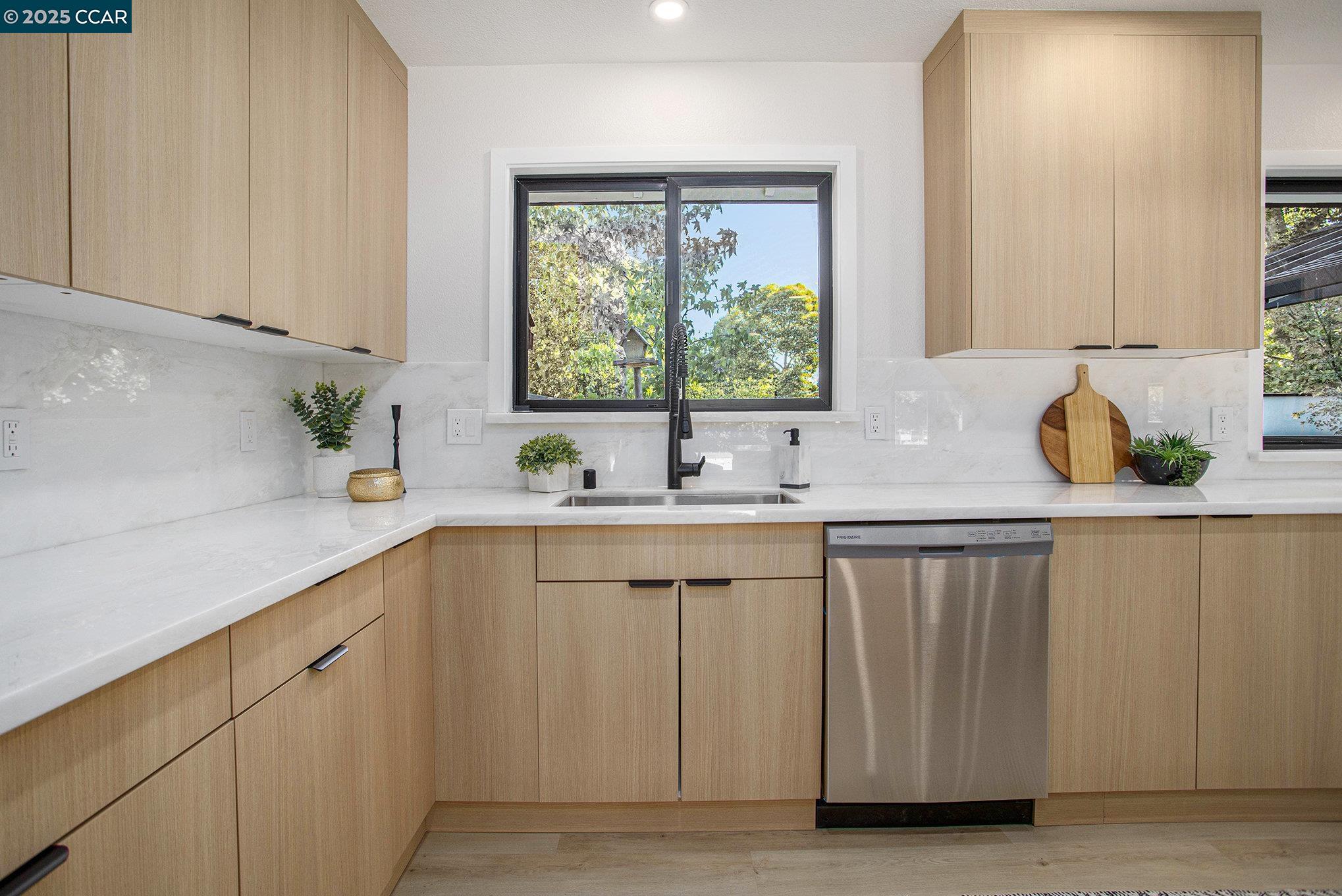 Detail Gallery Image 13 of 28 For 1835 Carriage Dr, Walnut Creek,  CA 94598 - 4 Beds | 2 Baths