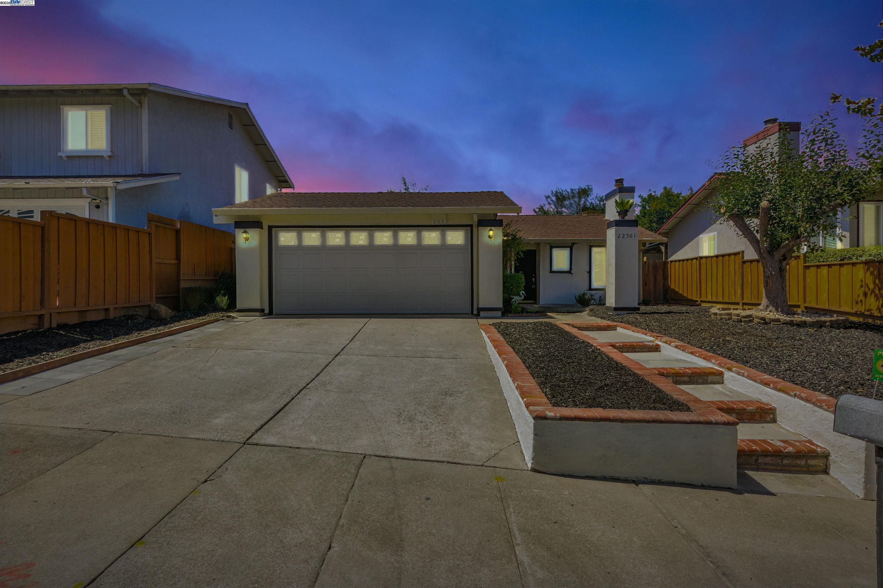 Detail Gallery Image 2 of 27 For 22561 Mossy Rock Dr, Hayward,  CA 94541 - 3 Beds | 2 Baths