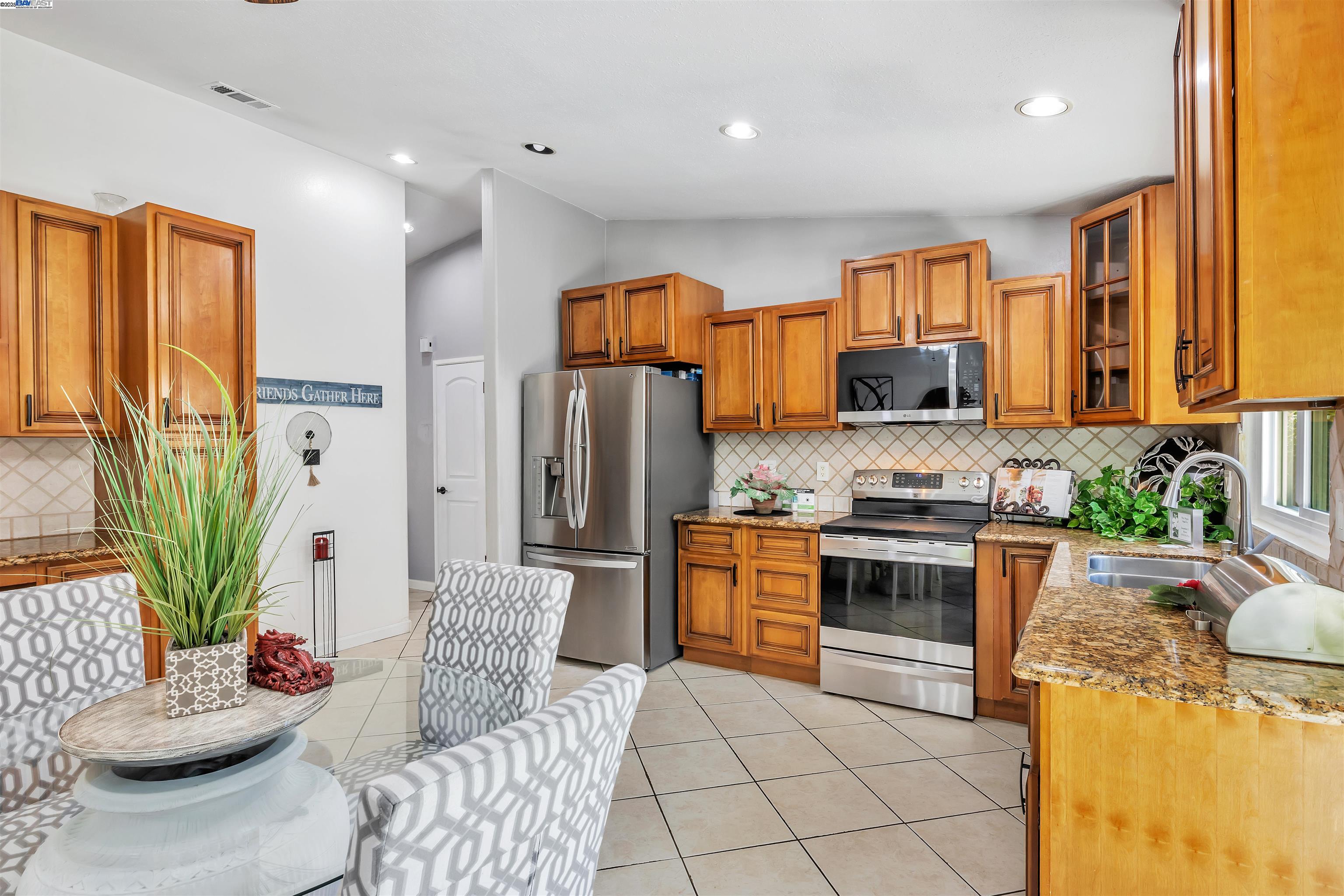 Detail Gallery Image 15 of 27 For 22561 Mossy Rock Dr, Hayward,  CA 94541 - 3 Beds | 2 Baths