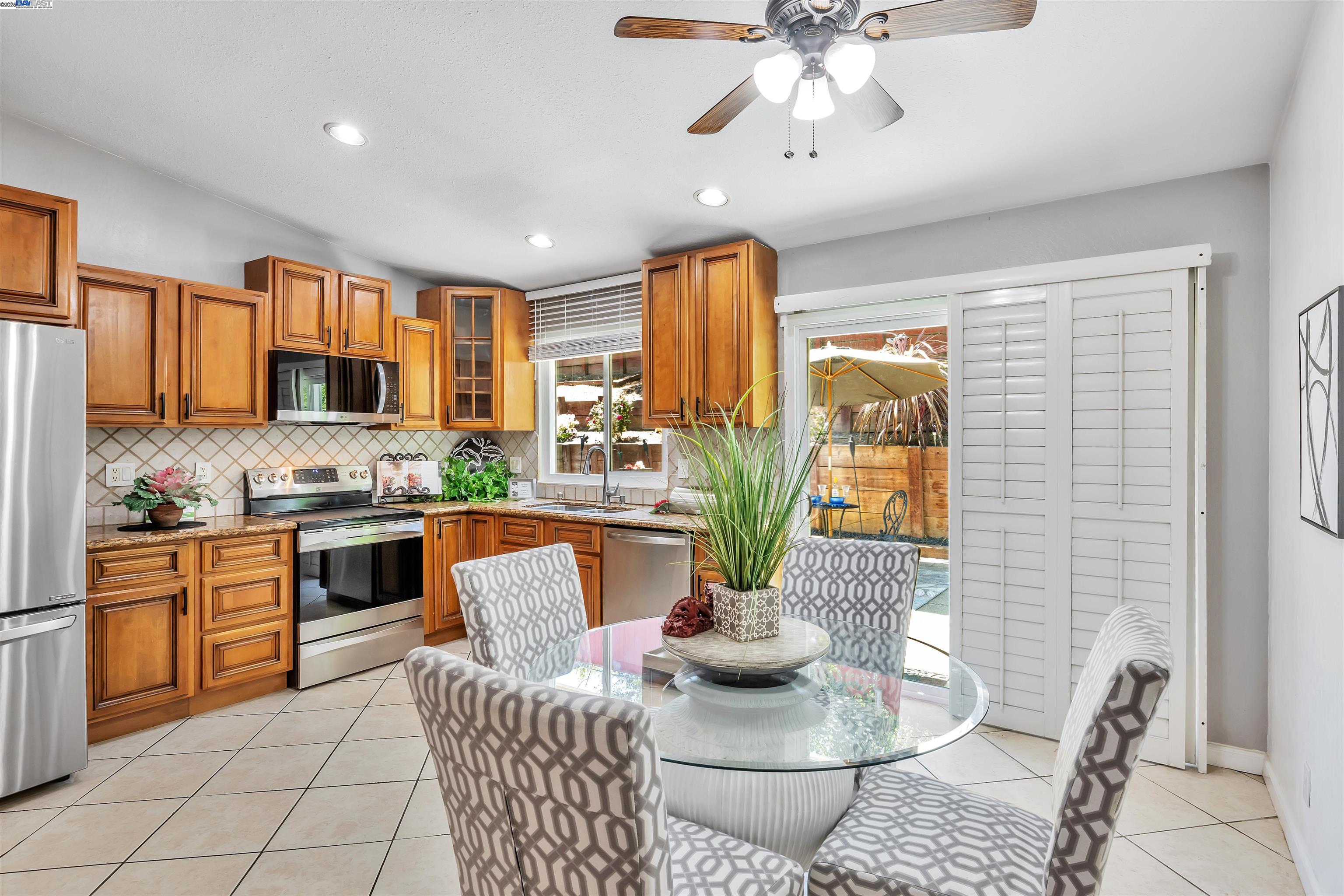 Detail Gallery Image 16 of 27 For 22561 Mossy Rock Dr, Hayward,  CA 94541 - 3 Beds | 2 Baths