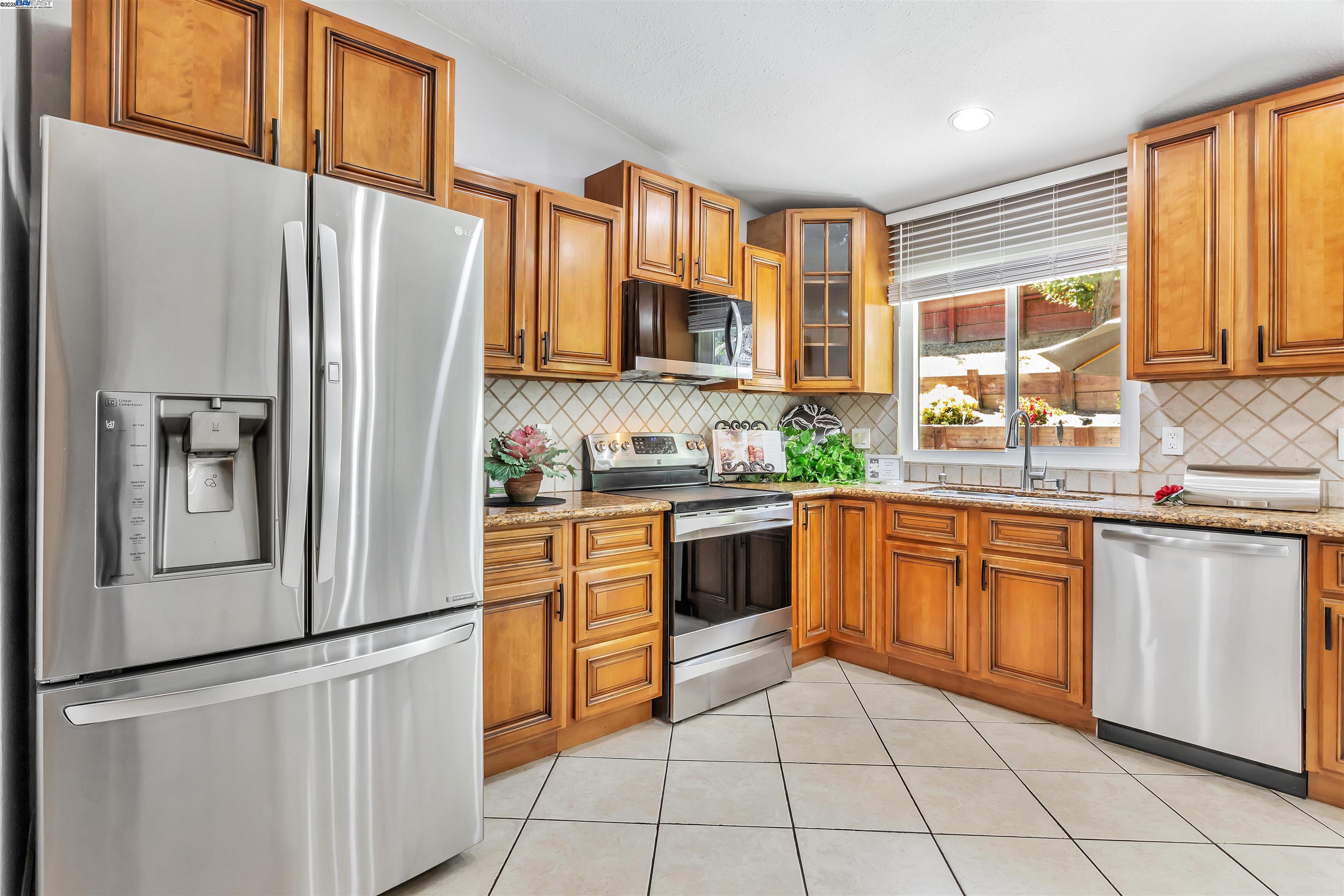 Detail Gallery Image 17 of 27 For 22561 Mossy Rock Dr, Hayward,  CA 94541 - 3 Beds | 2 Baths