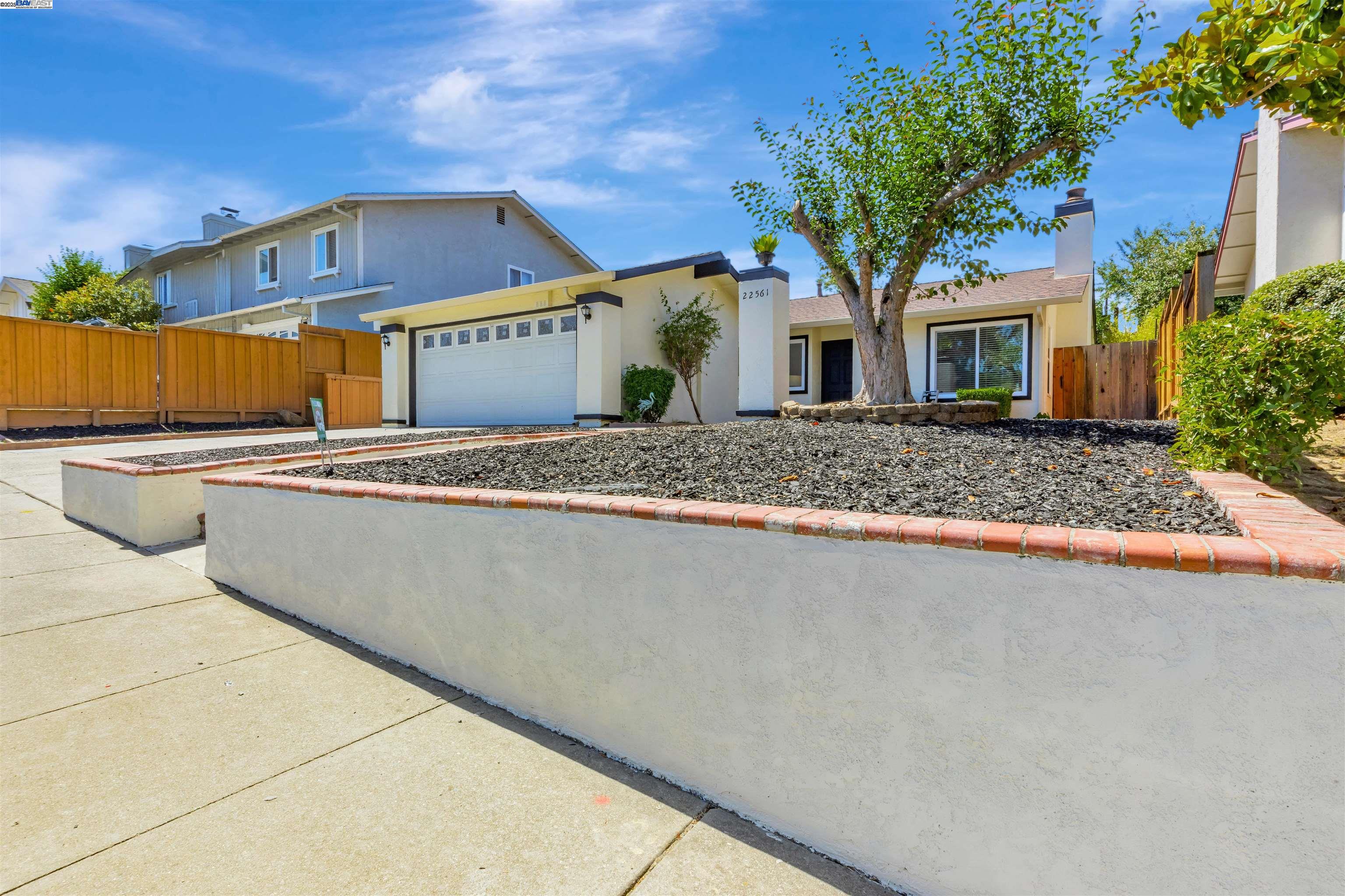 Detail Gallery Image 4 of 27 For 22561 Mossy Rock Dr, Hayward,  CA 94541 - 3 Beds | 2 Baths