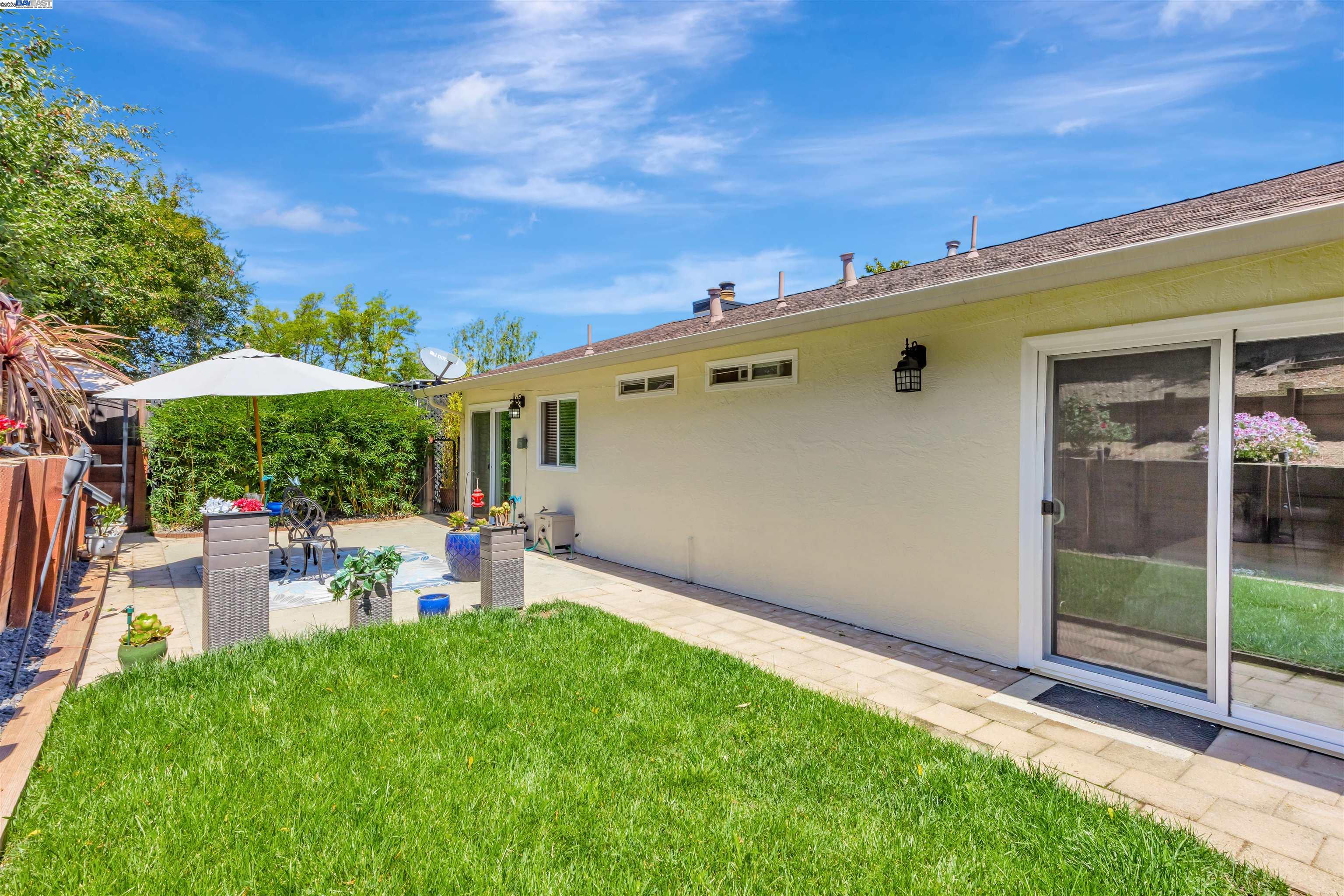 Detail Gallery Image 5 of 27 For 22561 Mossy Rock Dr, Hayward,  CA 94541 - 3 Beds | 2 Baths