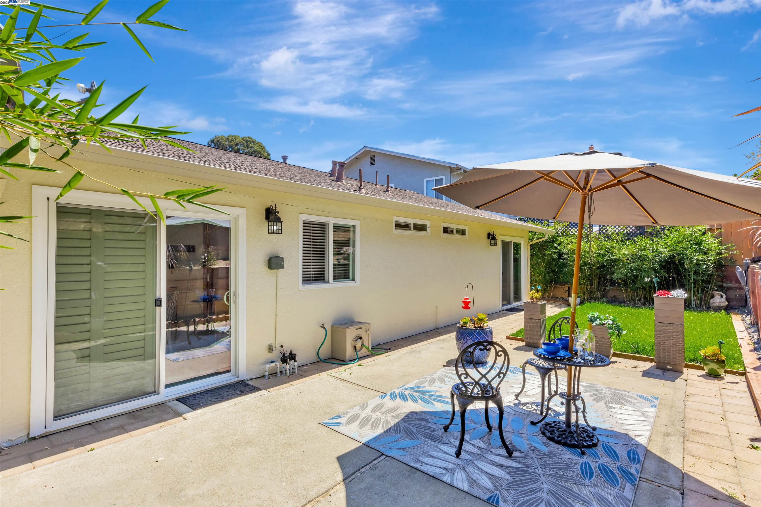 Detail Gallery Image 8 of 27 For 22561 Mossy Rock Dr, Hayward,  CA 94541 - 3 Beds | 2 Baths