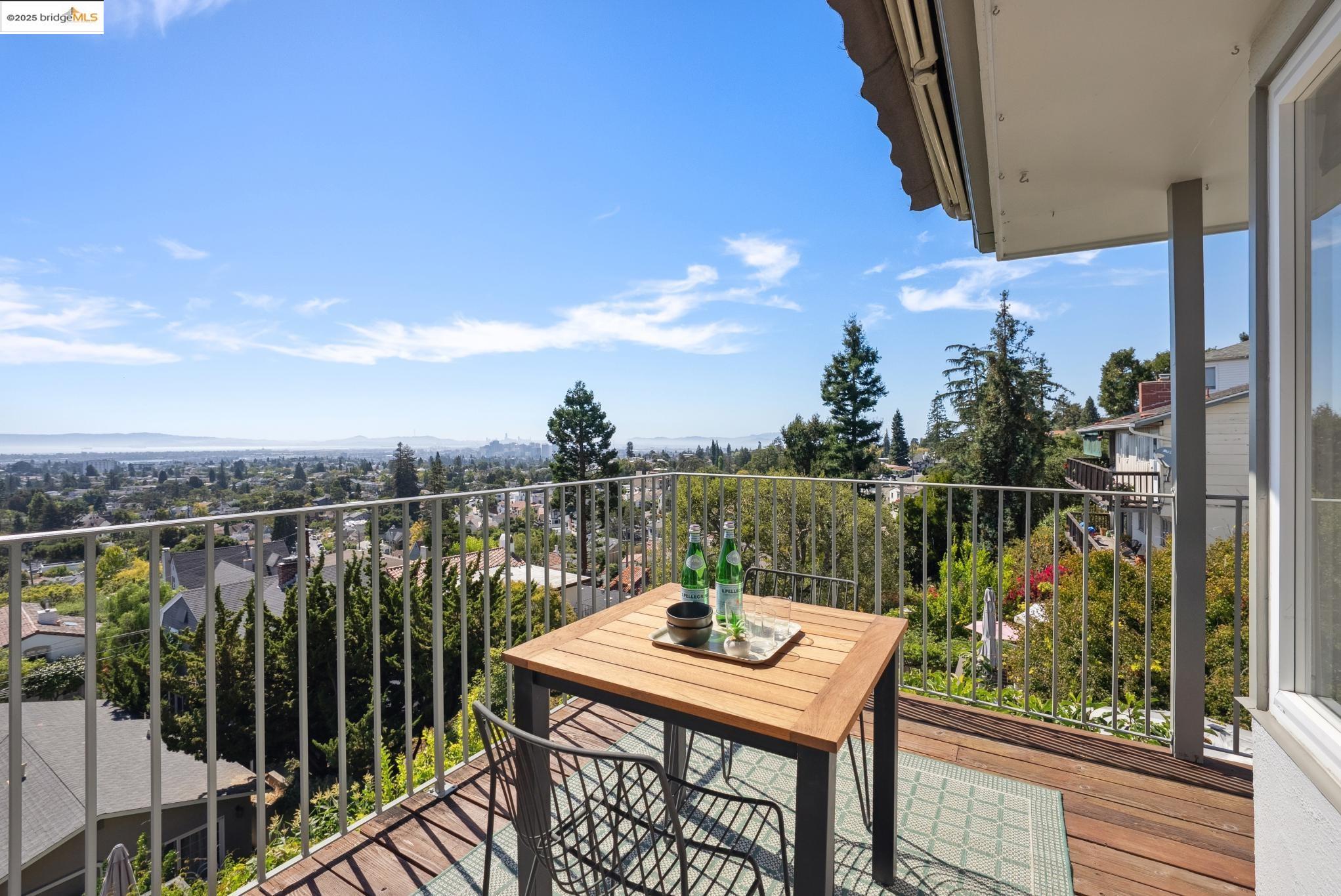 Detail Gallery Image 13 of 59 For 1989 Oakview Dr, Oakland,  CA 94602 - 5 Beds | 3 Baths