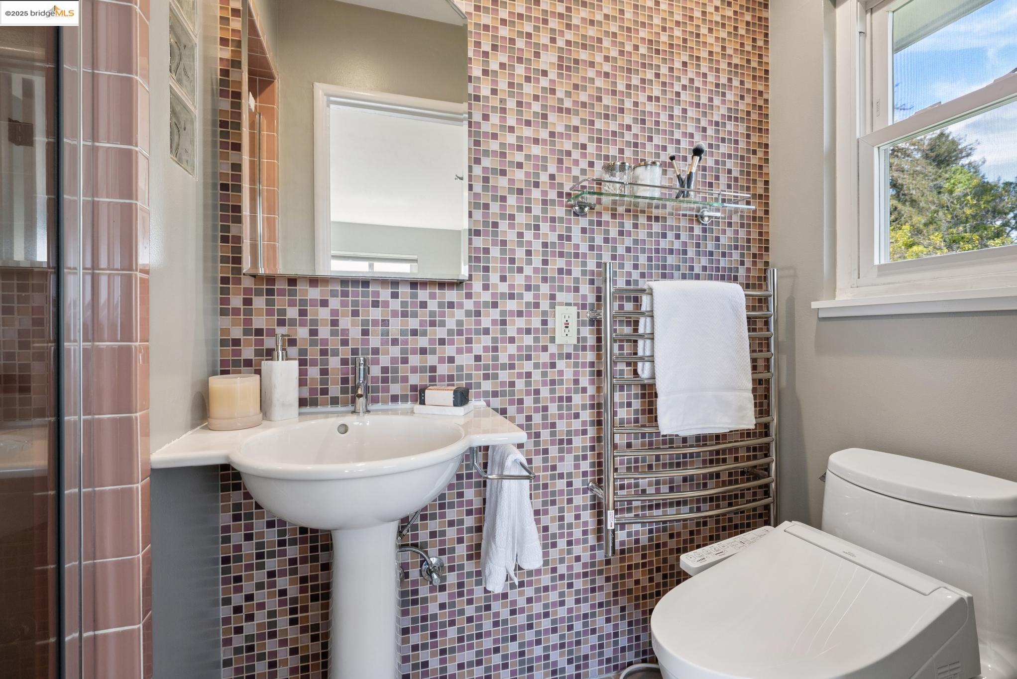 Detail Gallery Image 22 of 59 For 1989 Oakview Dr, Oakland,  CA 94602 - 5 Beds | 3 Baths