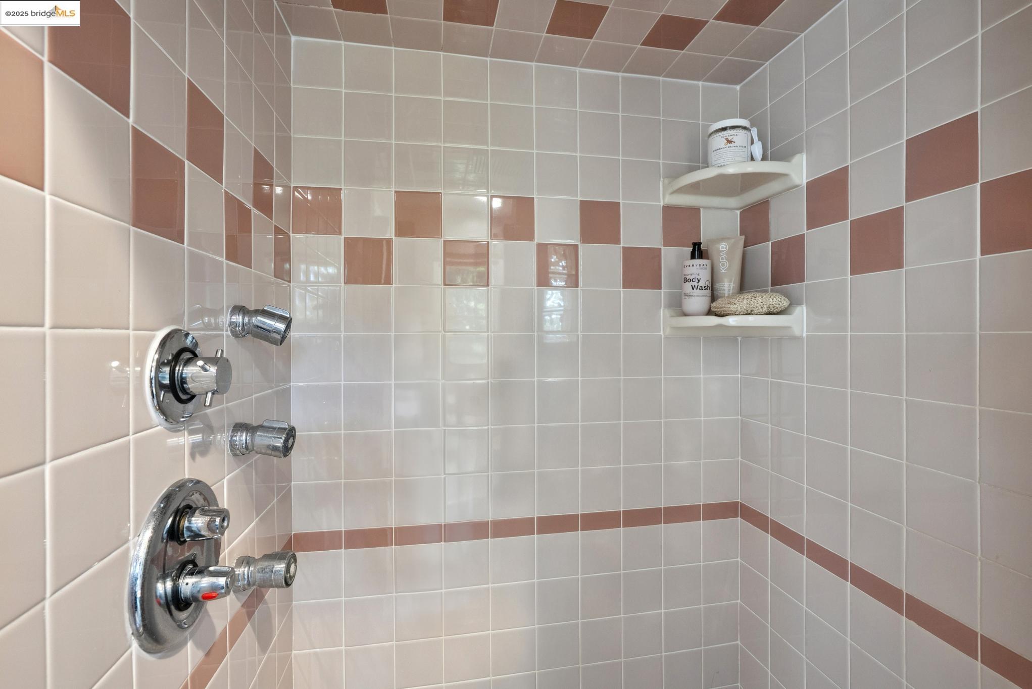 Detail Gallery Image 23 of 59 For 1989 Oakview Dr, Oakland,  CA 94602 - 5 Beds | 3 Baths