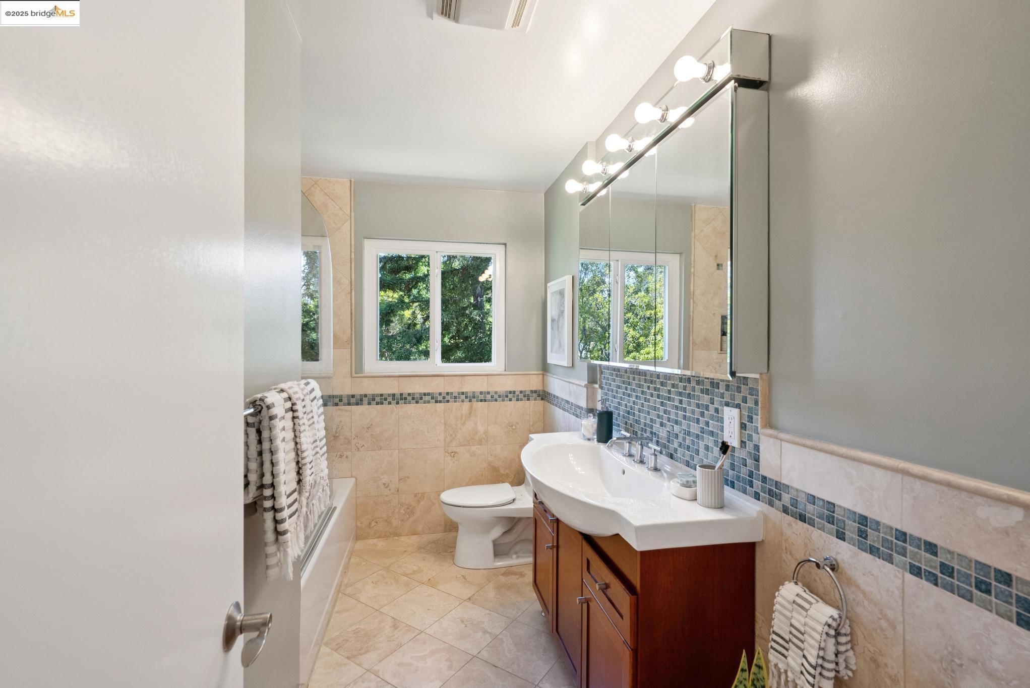 Detail Gallery Image 26 of 59 For 1989 Oakview Dr, Oakland,  CA 94602 - 5 Beds | 3 Baths