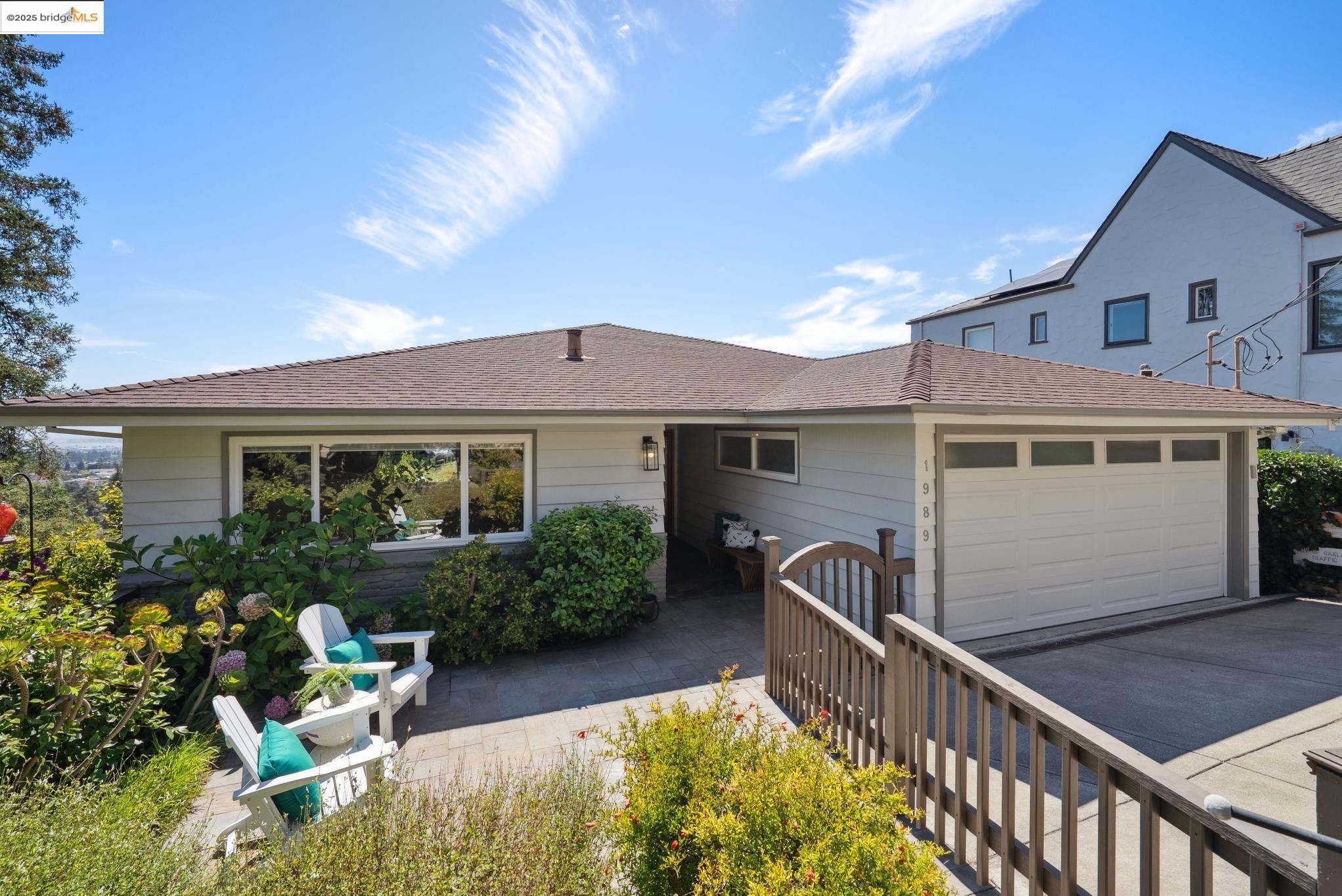 Detail Gallery Image 4 of 59 For 1989 Oakview Dr, Oakland,  CA 94602 - 5 Beds | 3 Baths