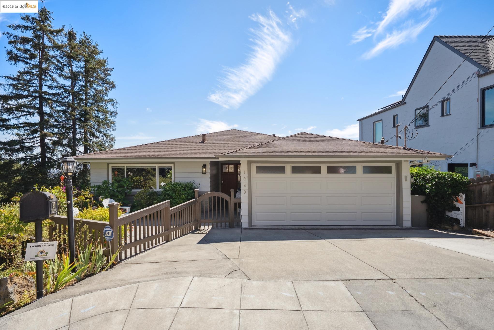 Detail Gallery Image 5 of 59 For 1989 Oakview Dr, Oakland,  CA 94602 - 5 Beds | 3 Baths