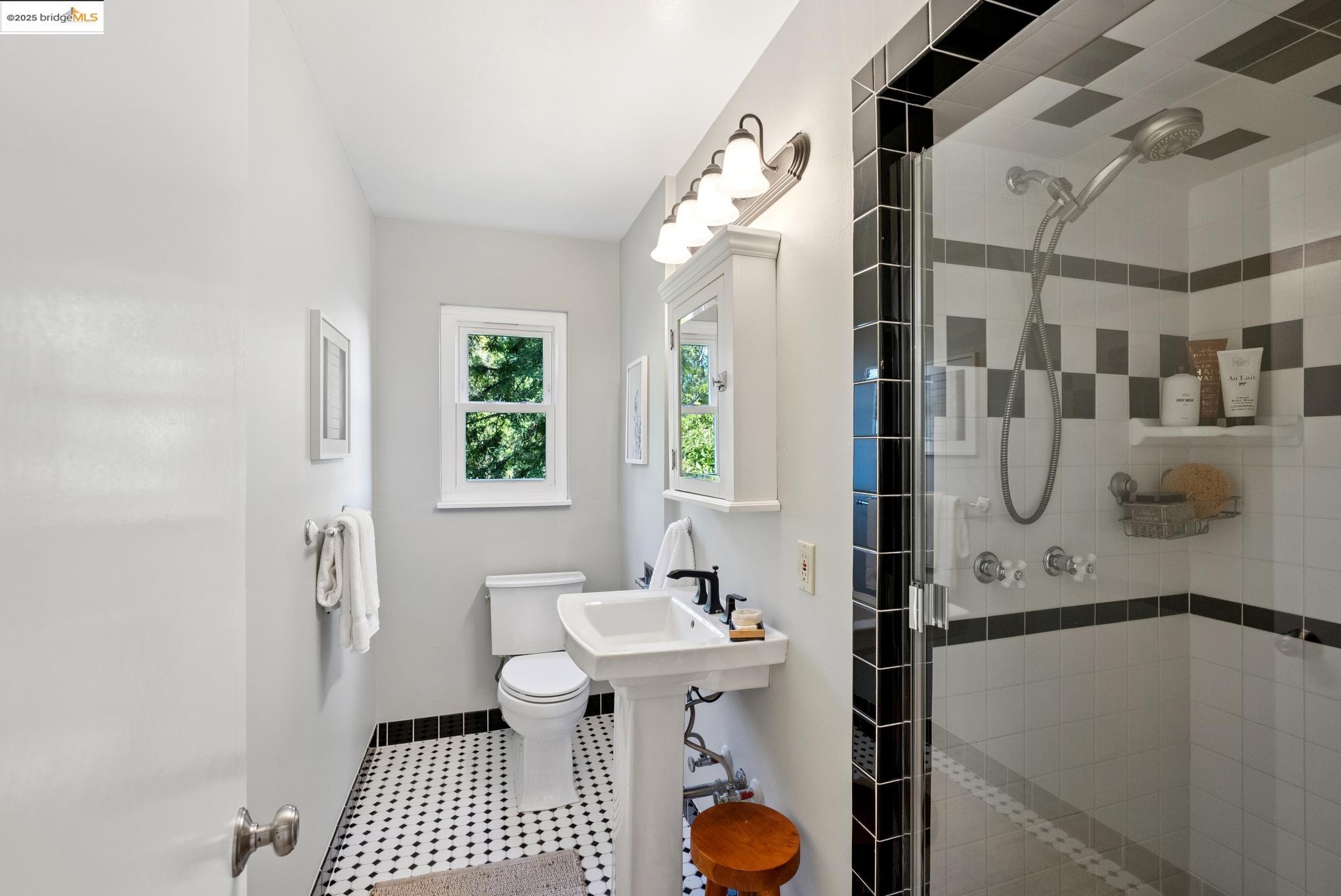 Detail Gallery Image 42 of 59 For 1989 Oakview Dr, Oakland,  CA 94602 - 5 Beds | 3 Baths