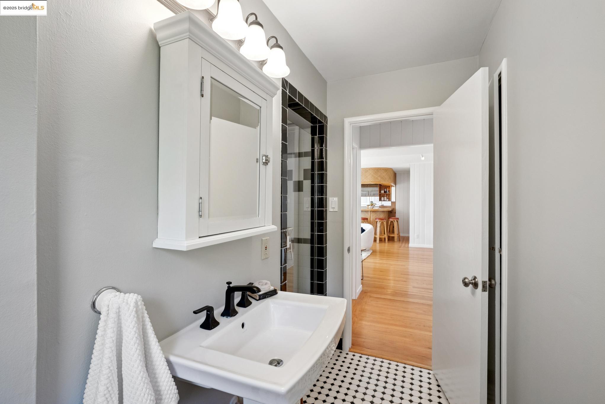 Detail Gallery Image 43 of 58 For 1989 Oakview Dr, Oakland,  CA 94602 - 5 Beds | 3 Baths