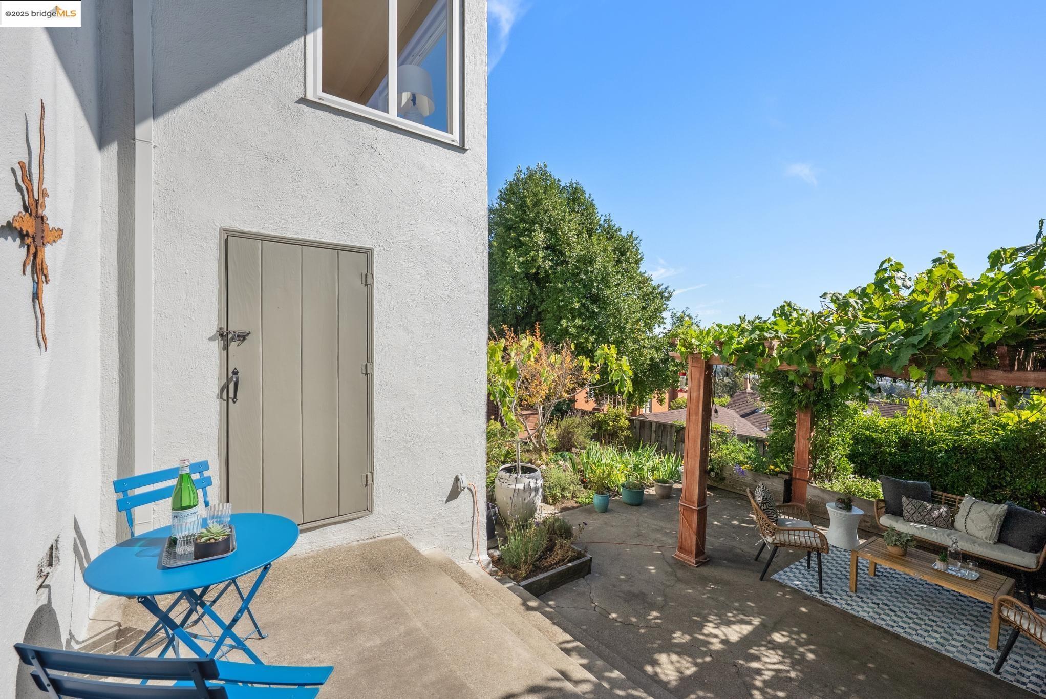 Detail Gallery Image 48 of 59 For 1989 Oakview Dr, Oakland,  CA 94602 - 5 Beds | 3 Baths