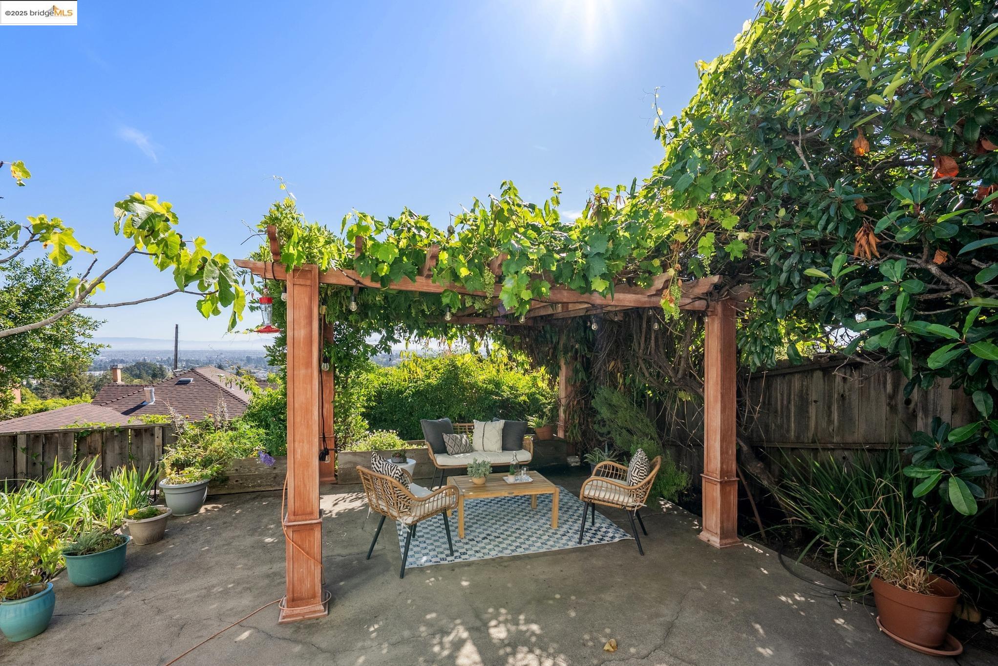 Detail Gallery Image 49 of 59 For 1989 Oakview Dr, Oakland,  CA 94602 - 5 Beds | 3 Baths