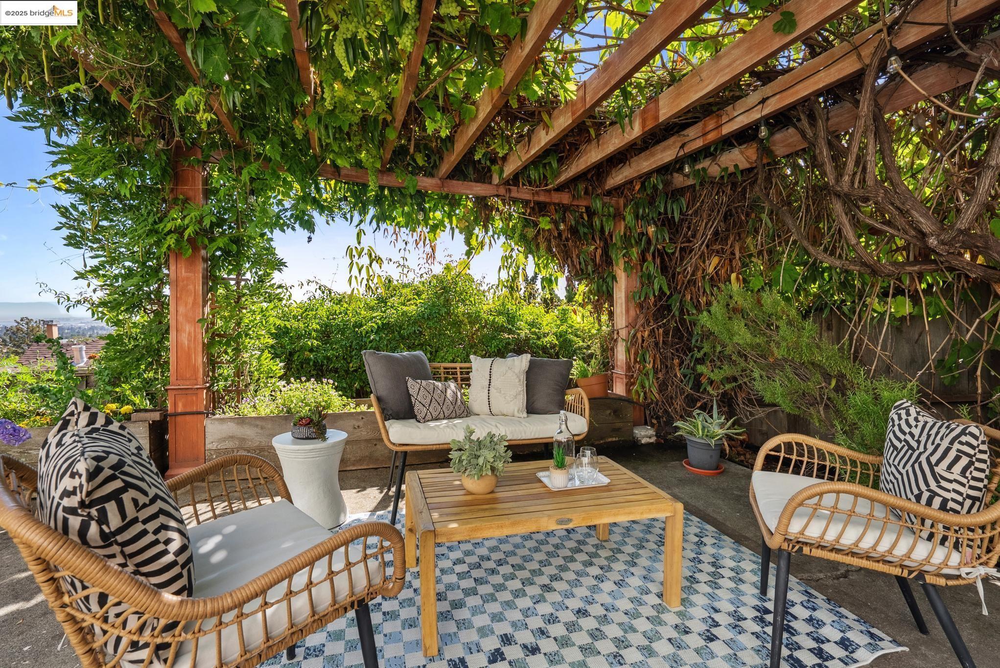 Detail Gallery Image 50 of 59 For 1989 Oakview Dr, Oakland,  CA 94602 - 5 Beds | 3 Baths