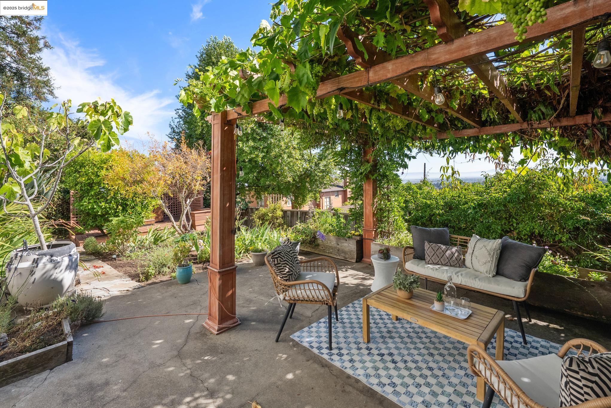 Detail Gallery Image 51 of 59 For 1989 Oakview Dr, Oakland,  CA 94602 - 5 Beds | 3 Baths