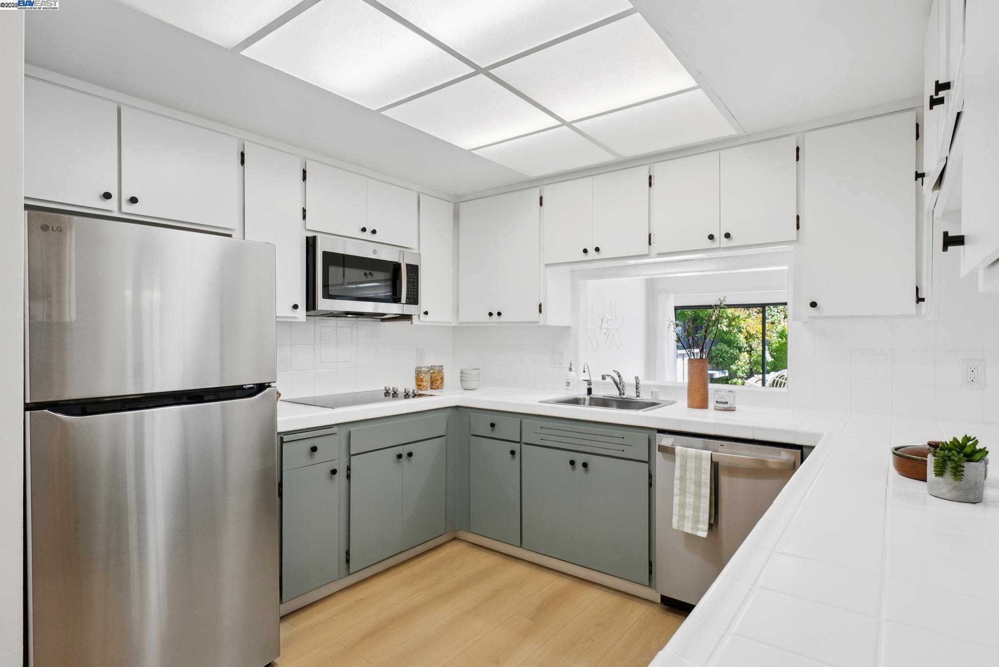 Detail Gallery Image 13 of 59 For 1230 Ballena Blvd, Alameda,  CA 94501 - 2 Beds | 2/1 Baths